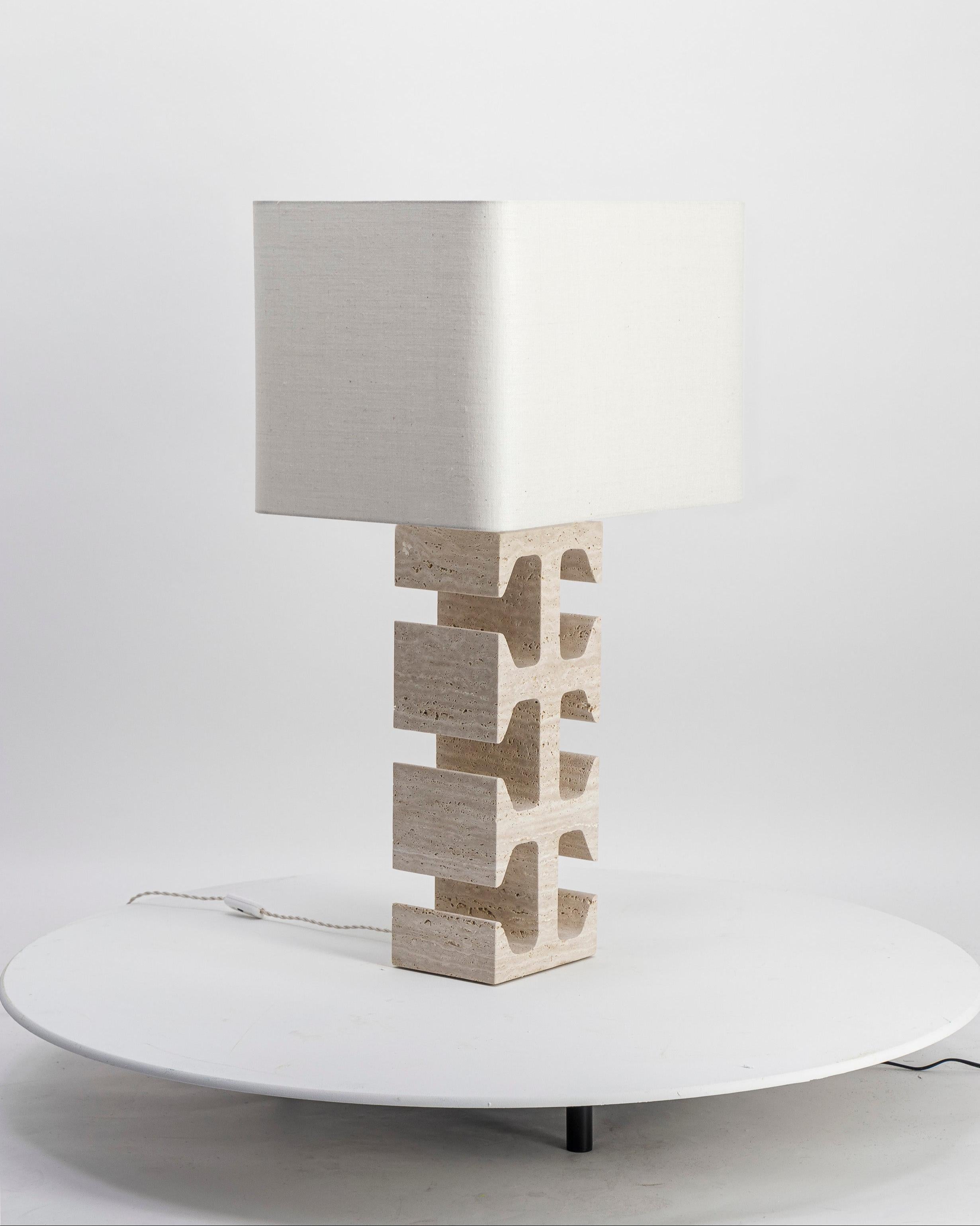 XXI secolo e contemporaneo Lampada Dorse in travertino in vendita