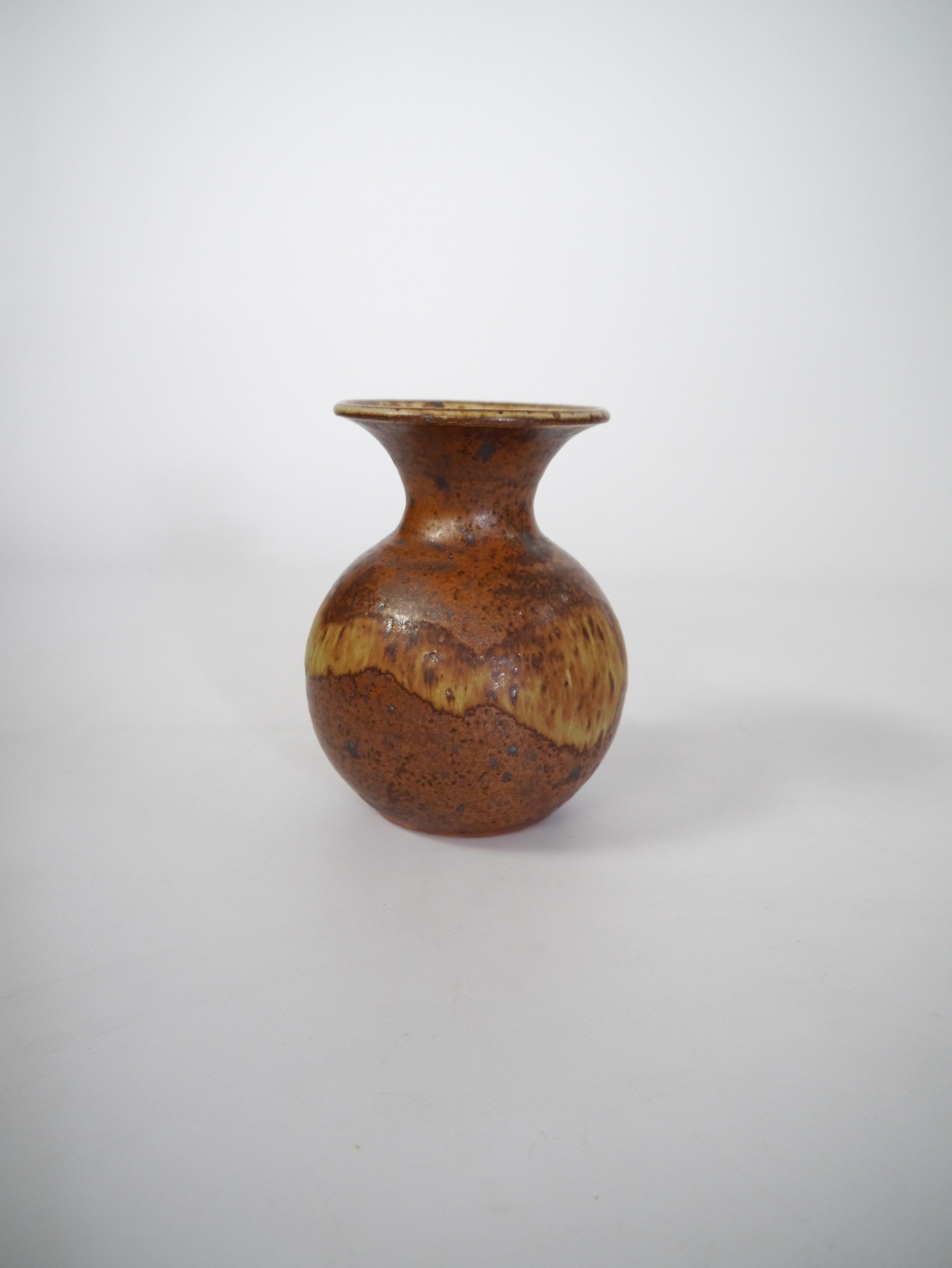Piccolo vaso smaltato marrone realizzato da Dorthe Visby, Danimarca anni '90. Smalto marrone terroso wabi sabi. 