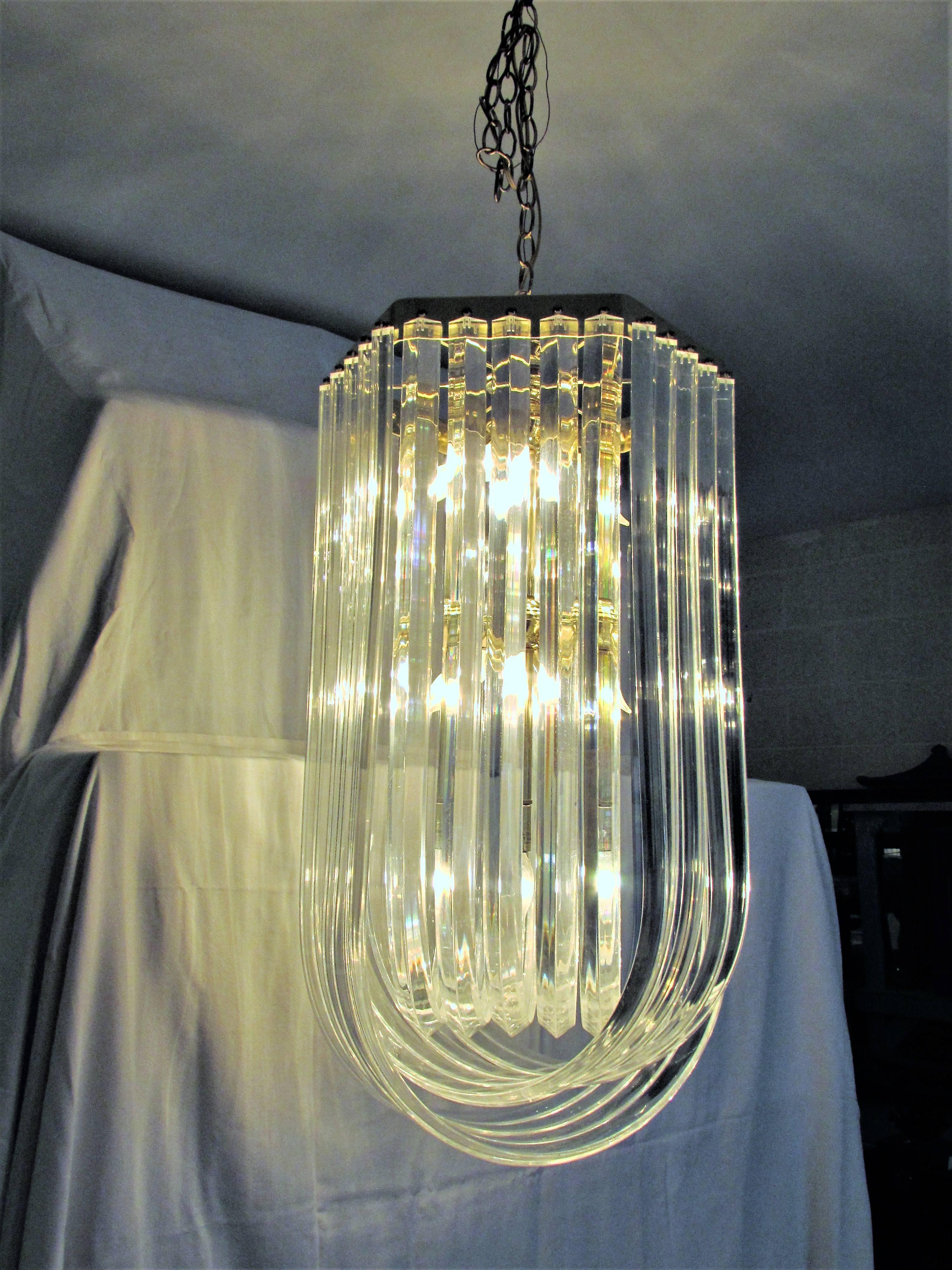 Hollywood Regency Dorthy Thorpe Style Lucite and Brass Ten-Light Chandelier
