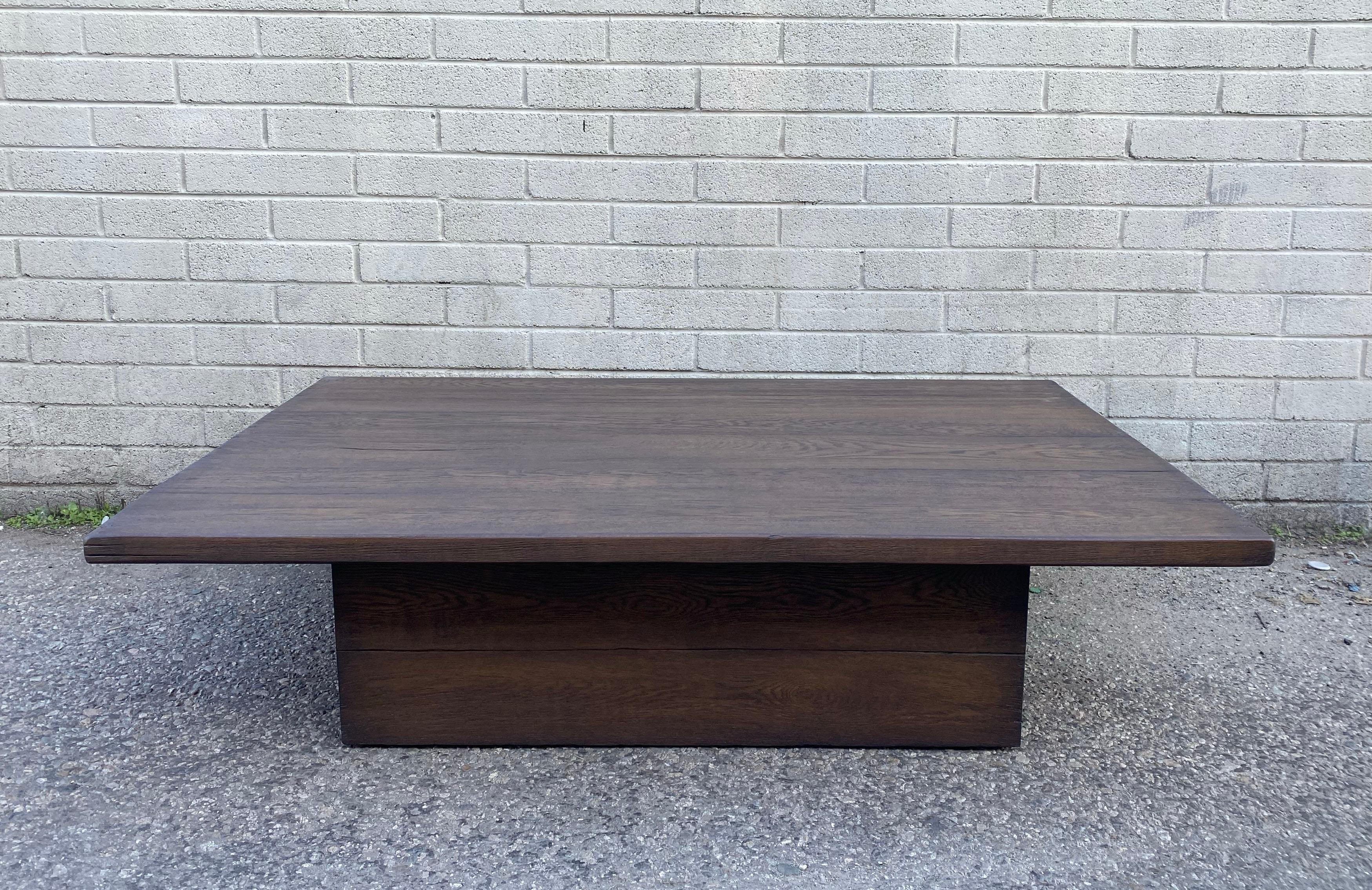 Voici notre table basse à base cubique sur mesure de Dos Gallos, présentée ici en chêne blanc cathédrale avec un grain ouvert, quelques 