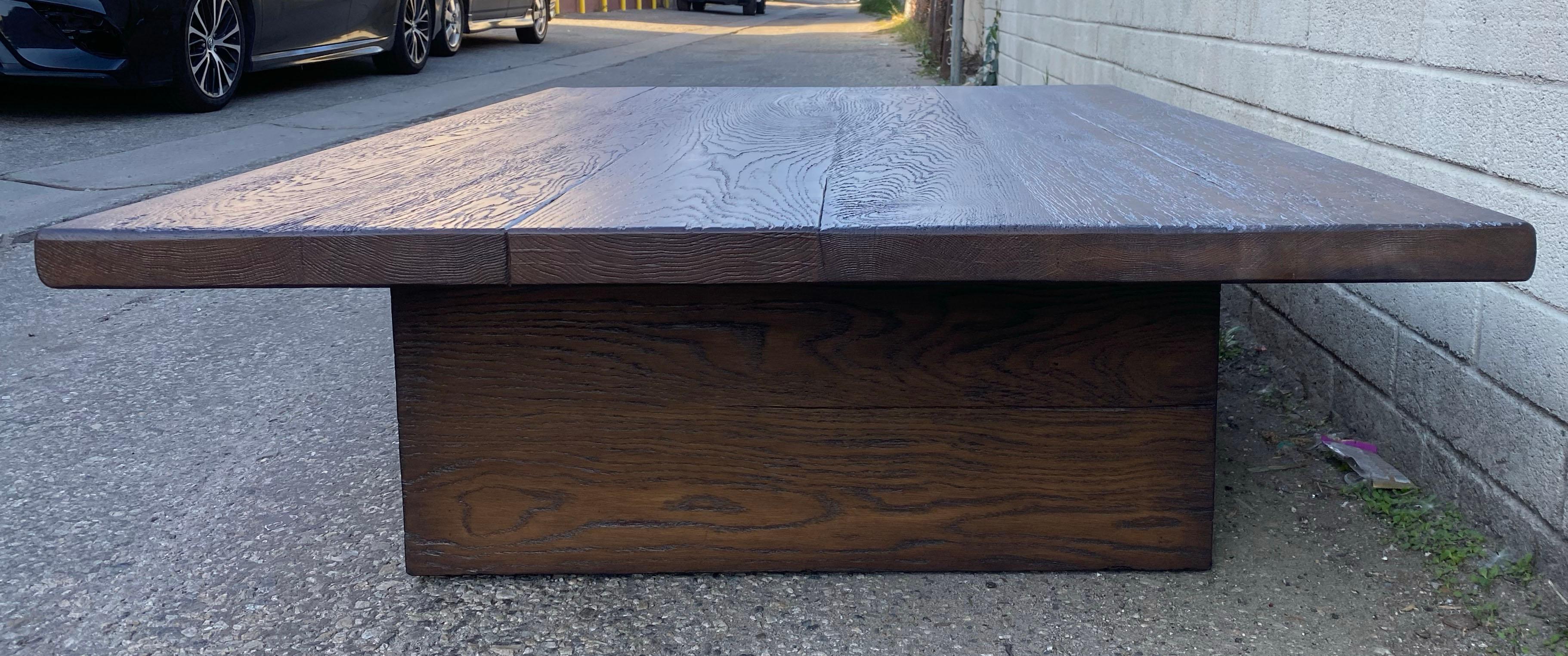 Table basse à base cubique sur mesure de Dos Gallos en Oak Oak Neuf - En vente à Los Angeles, CA