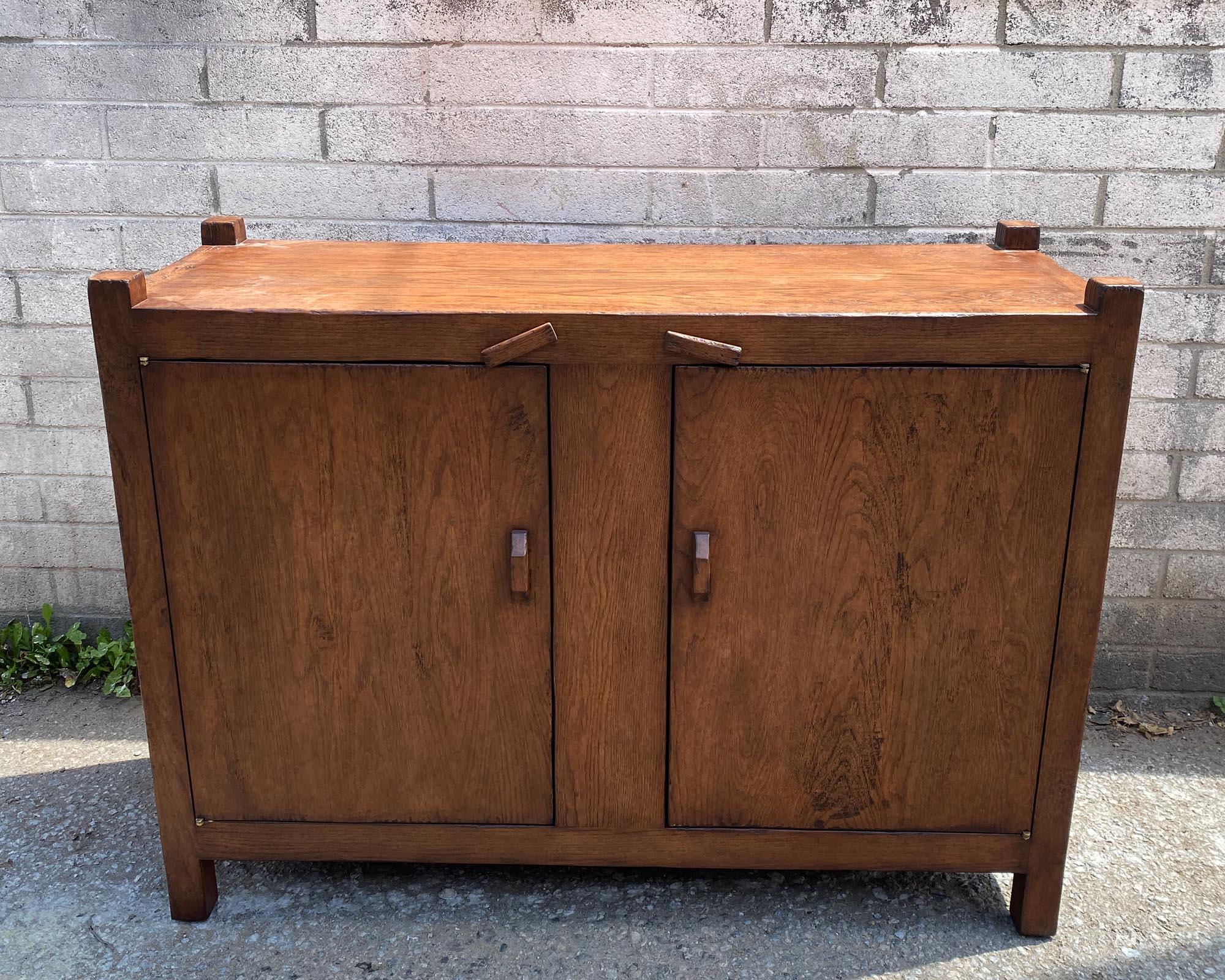 Dies ist eine Variante unseres Dos Gallos Custom Trastero Cabinet. Inspiriert von dem traditionellen Trastero-Schrank aus Guatemala. Dieser Schrank kann in jeder Größe, Holzart und Ausführung hergestellt werden. Die hier gezeigte Anzeige ist in