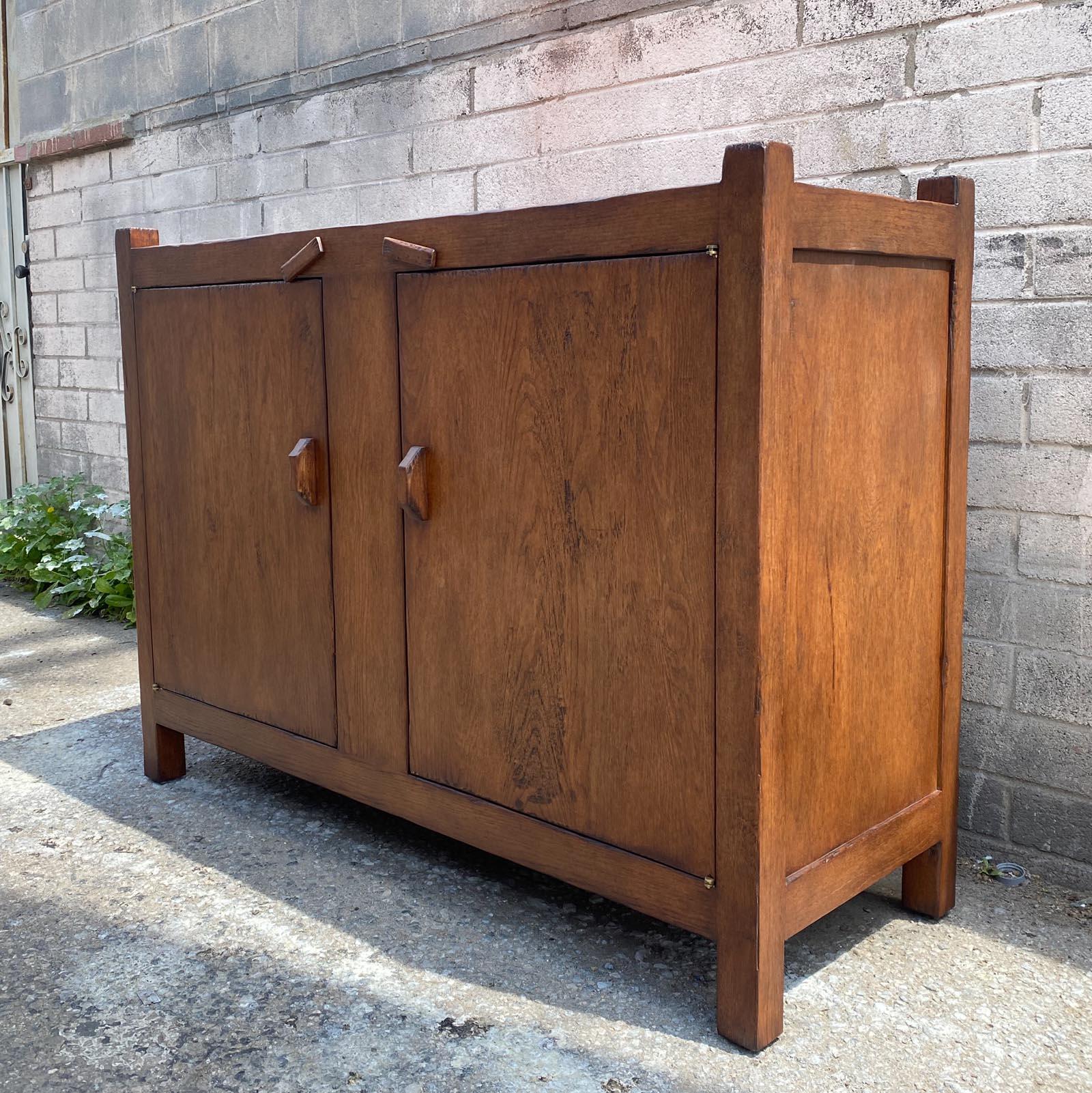 Dos Gallos Custom Oak Trastero Rustic Cabinet (Rustikal) im Angebot
