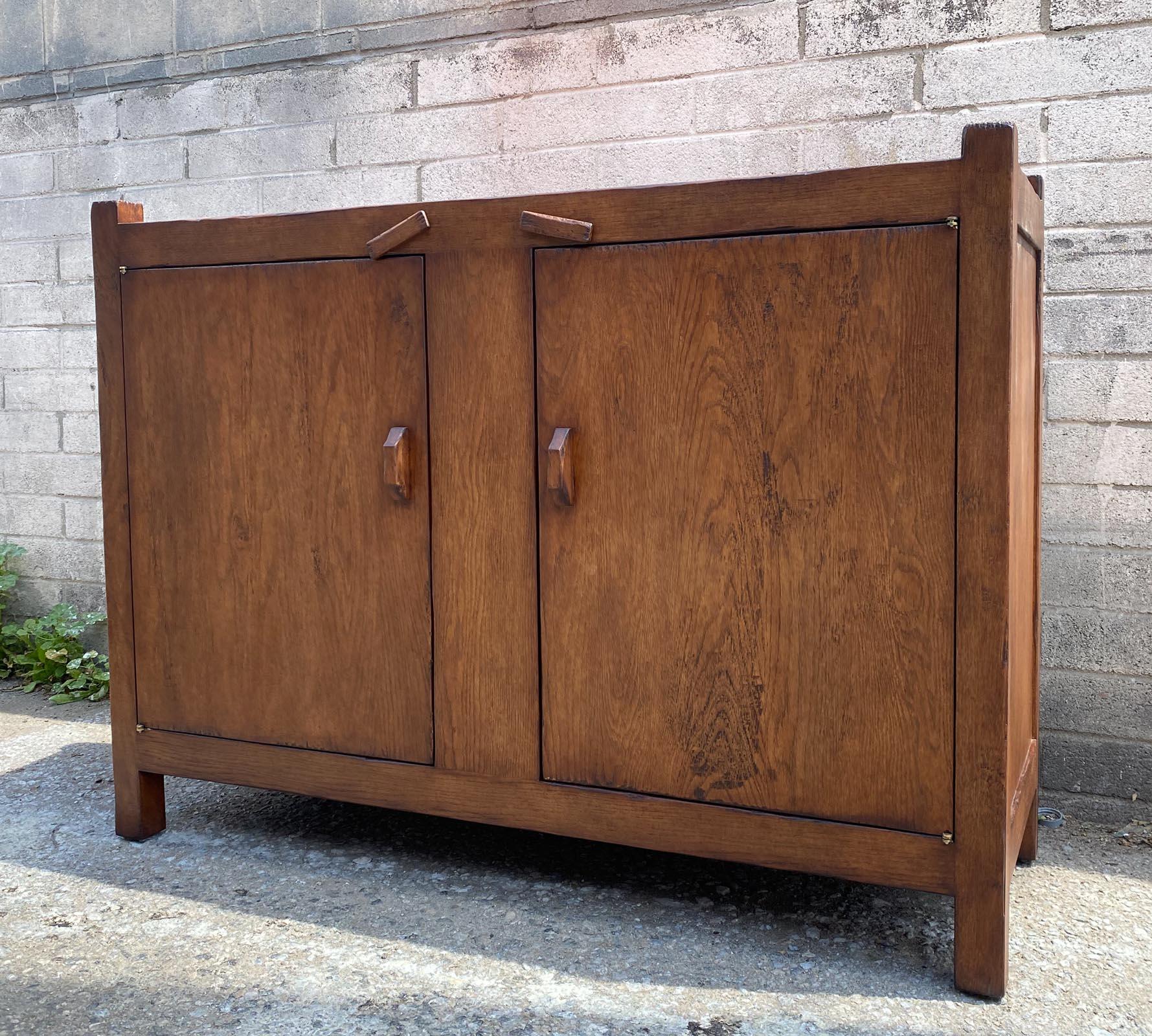 Dos Gallos Custom Oak Trastero Rustic Cabinet (amerikanisch) im Angebot