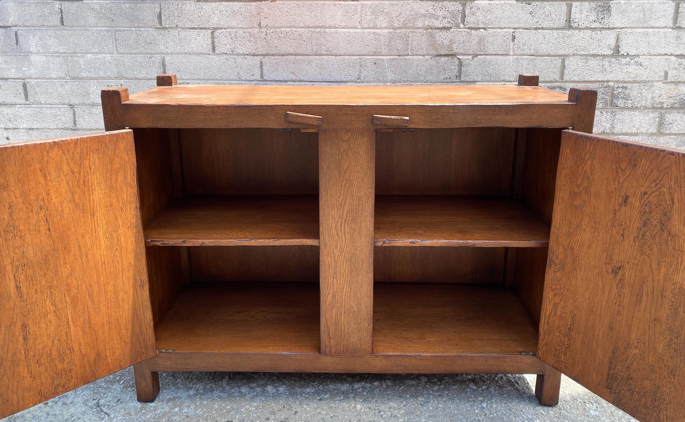 Dos Gallos Custom Oak Trastero Rustic Cabinet (Eichenholz) im Angebot