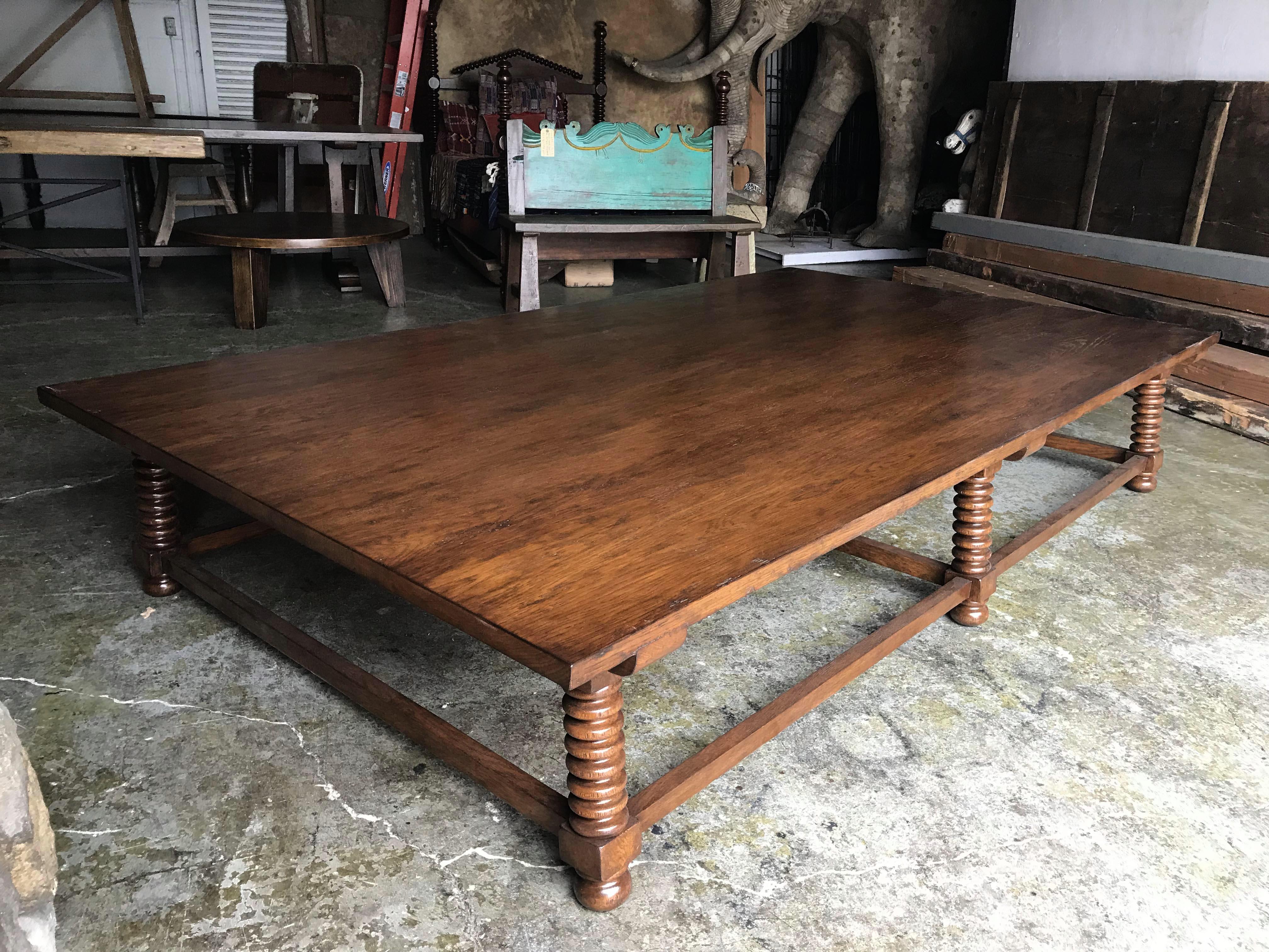 Table basse à pieds tournés Dos Gallos Custom par Dos Gallos Studio Neuf - En vente à Los Angeles, CA