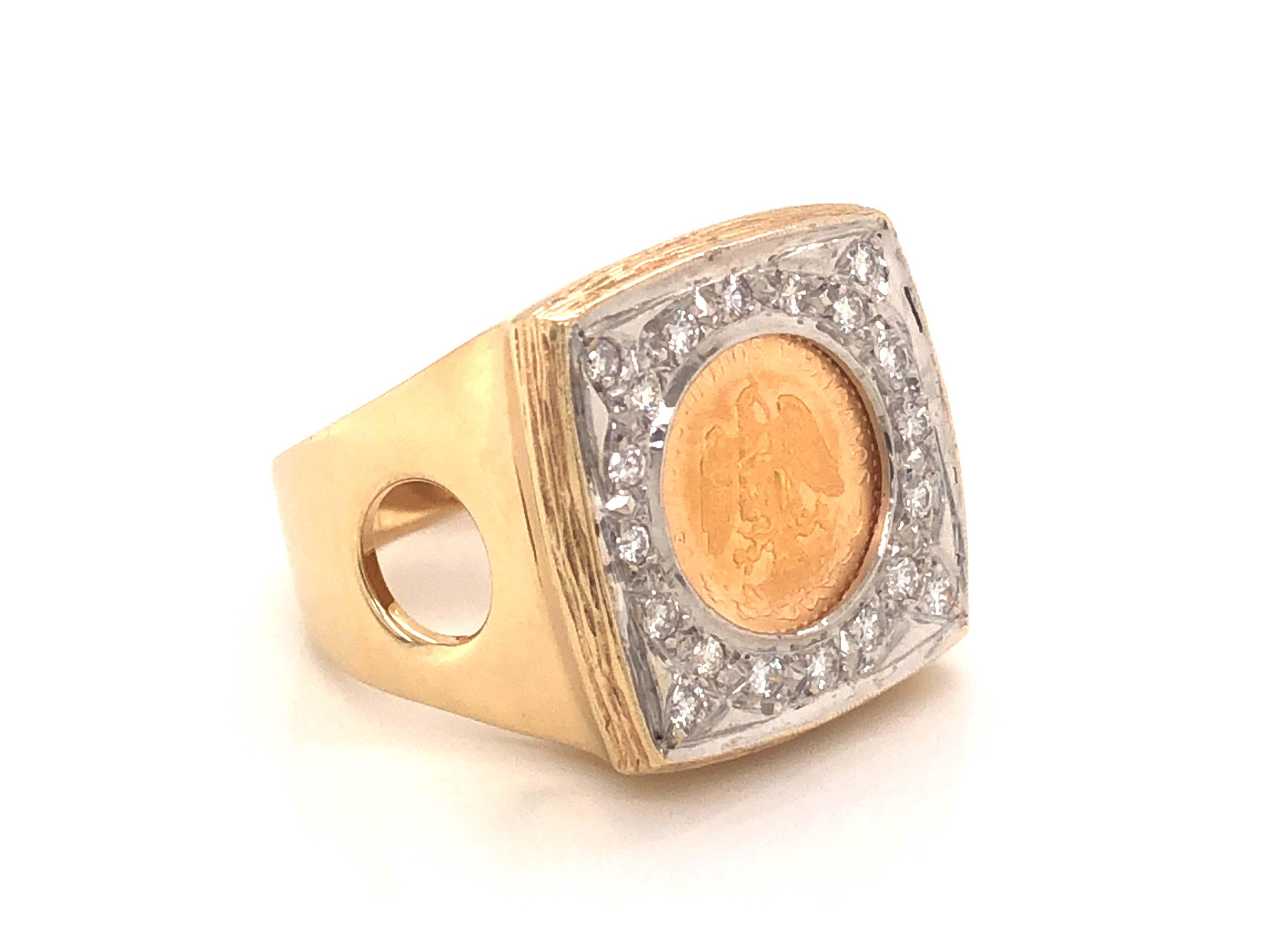 Taille ronde Bague en diamant avec pièce de monnaie Dos Pesos en or jaune 14k en vente