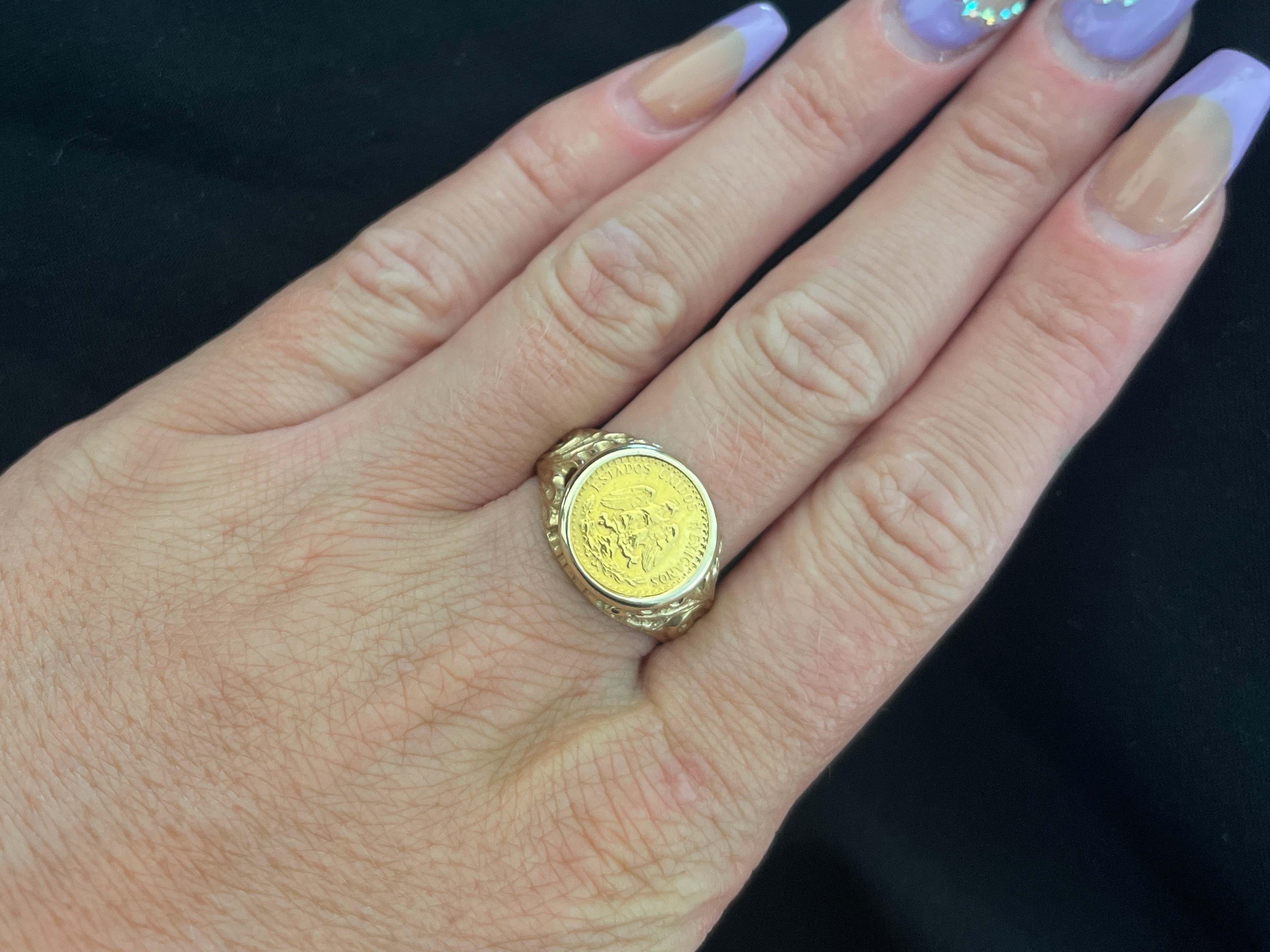 Mens Gold 2.00 Mexican Peso Coin Pinky Ring, 10K Yellow Gold. Size 11.5
Vintage men's 2.00 gold Mexican peso Coin Ring in 10K yellow gold. This beautiful ring features a 1945 2.00 (Dos Pesos) Gold Mexican coin set in a smooth bezel. The ring