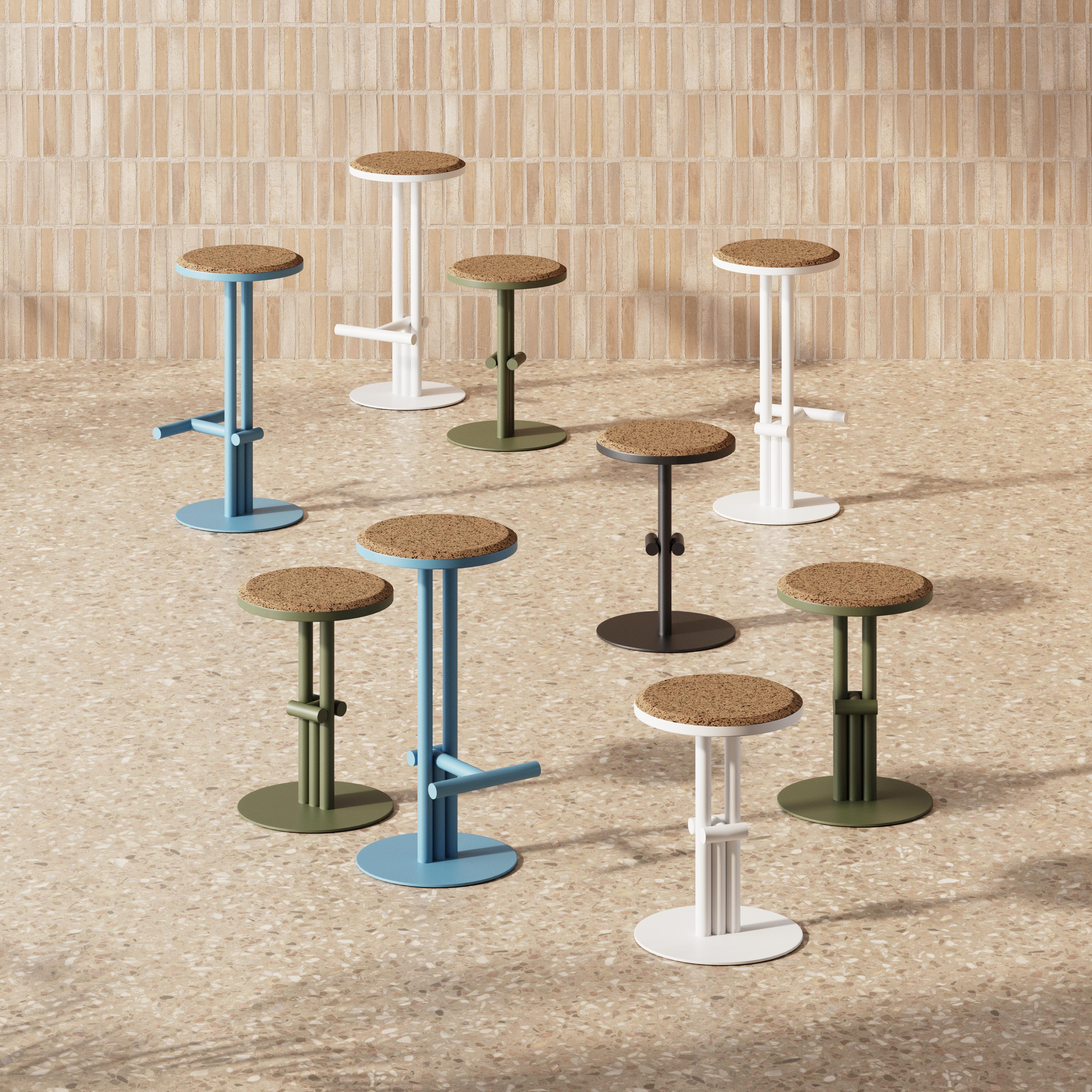 Tabouret Dot en aluminium avec assise en bois de liège par Joyf Neuf - En vente à LUBLIN, PL