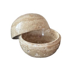 Boîte à pois sphérique en travertin beige par Anastasio Home