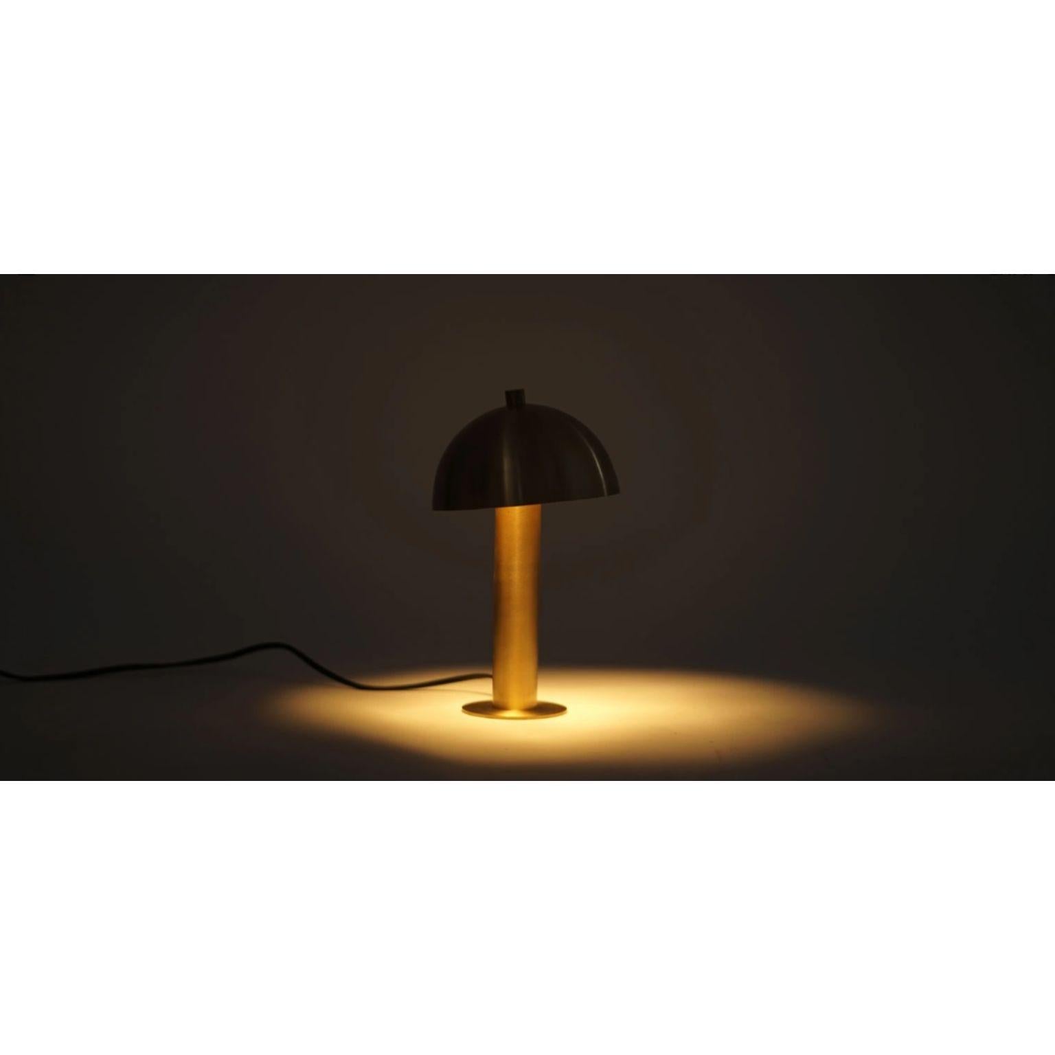 Dot Kleine Messingkuppel-Schreibtischlampe von Lamp Shaper (Postmoderne) im Angebot