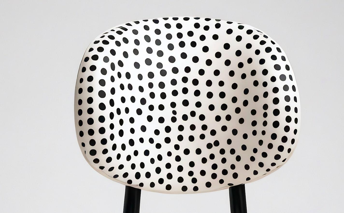 Indien Dot Chair - Chaise en bois de teck fabriquée à la main avec un design à pois en vente