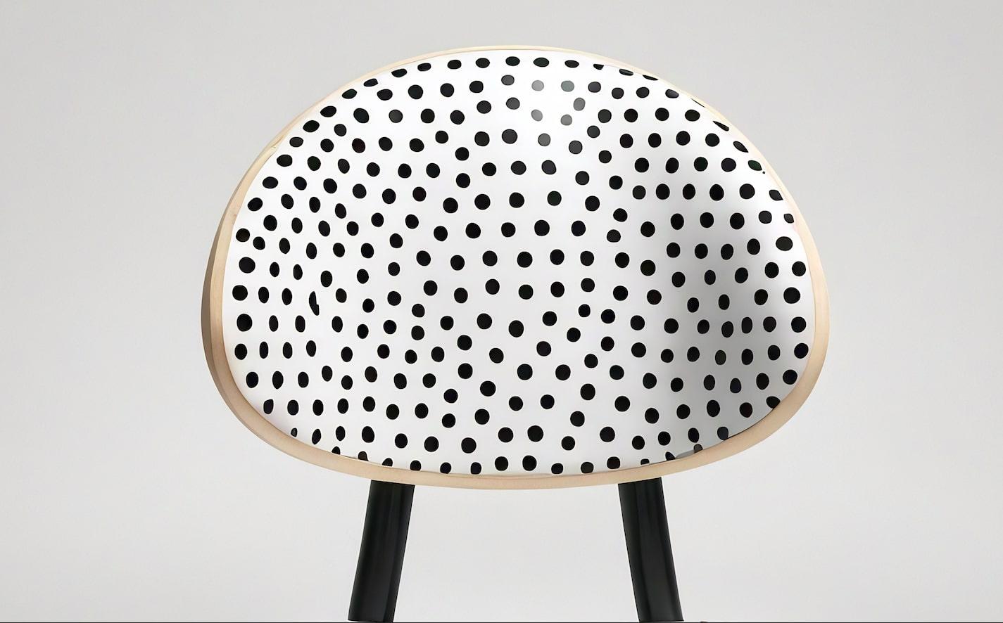 Travail du bois Dot Chair - Chaise en bois de teck fabriquée à la main avec un design à pois en vente