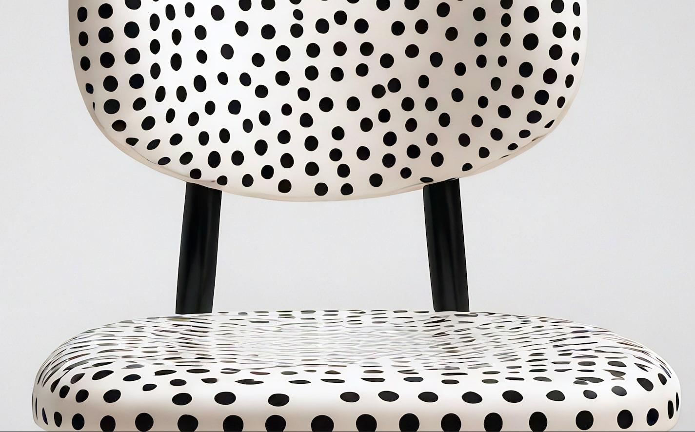 Travail du bois Dot Chair - Chaise en bois de teck fabriquée à la main avec un design à pois en vente