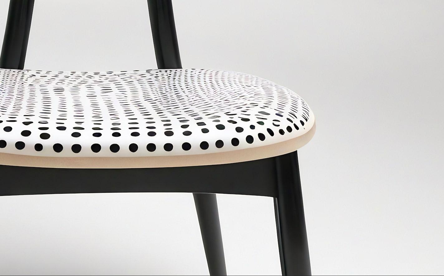 Dot Chair - Chaise en bois de teck fabriquée à la main avec un design à pois Neuf - En vente à New York, NY
