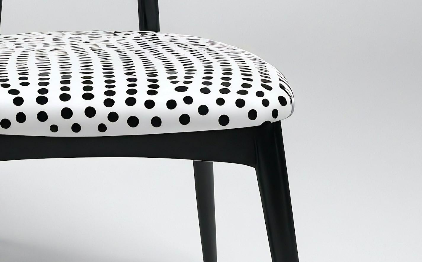 Dot Chair - Chaise en bois de teck fabriquée à la main avec un design à pois Neuf - En vente à New York, NY