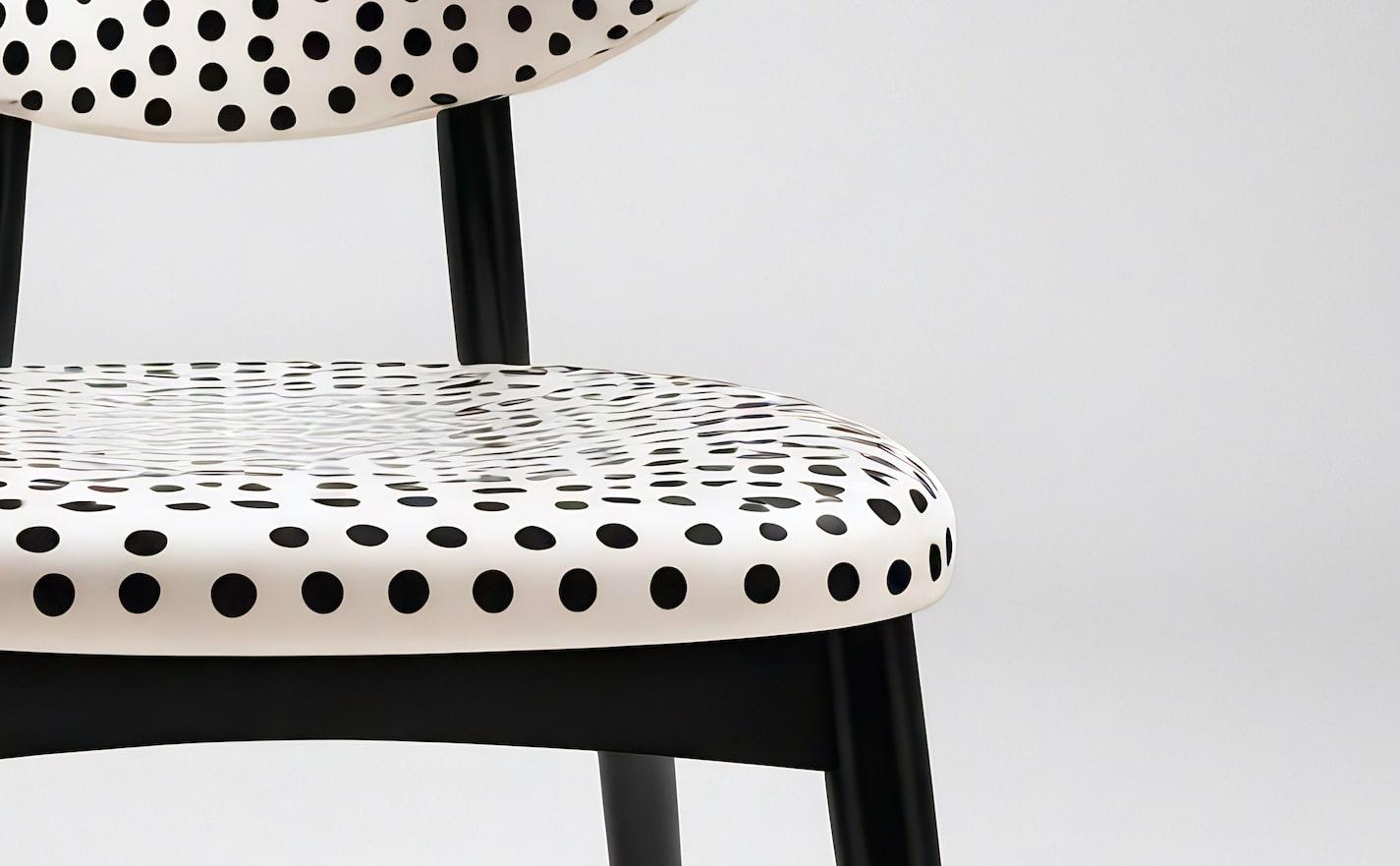 Dot Chair - Chaise en bois de teck fabriquée à la main avec un design à pois Neuf - En vente à New York, NY