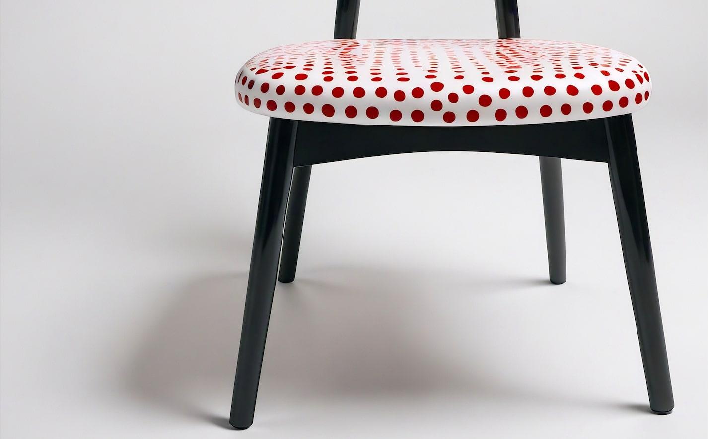 Mid-Century Modern Dot Chair - Chaise en bois de teck fabriquée à la main avec un design à pois rouges en vente