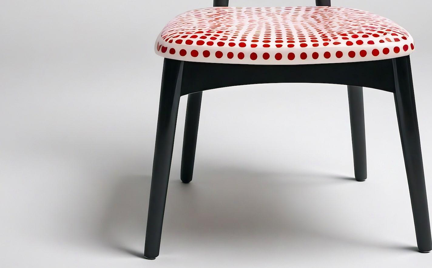 Mid-Century Modern Dot Chair - Chaise en bois de teck fabriquée à la main avec un design à pois rouges en vente