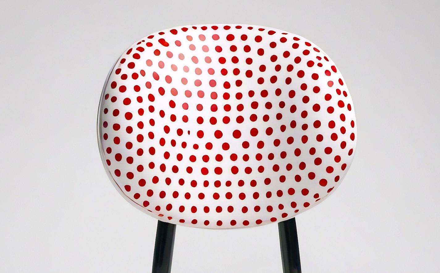 Indien Dot Chair - Chaise en bois de teck fabriquée à la main avec un design à pois rouges en vente