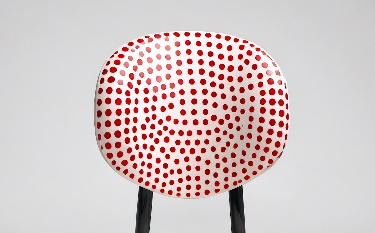 Indien Dot Chair - Chaise en bois de teck fabriquée à la main avec un design à pois rouges en vente