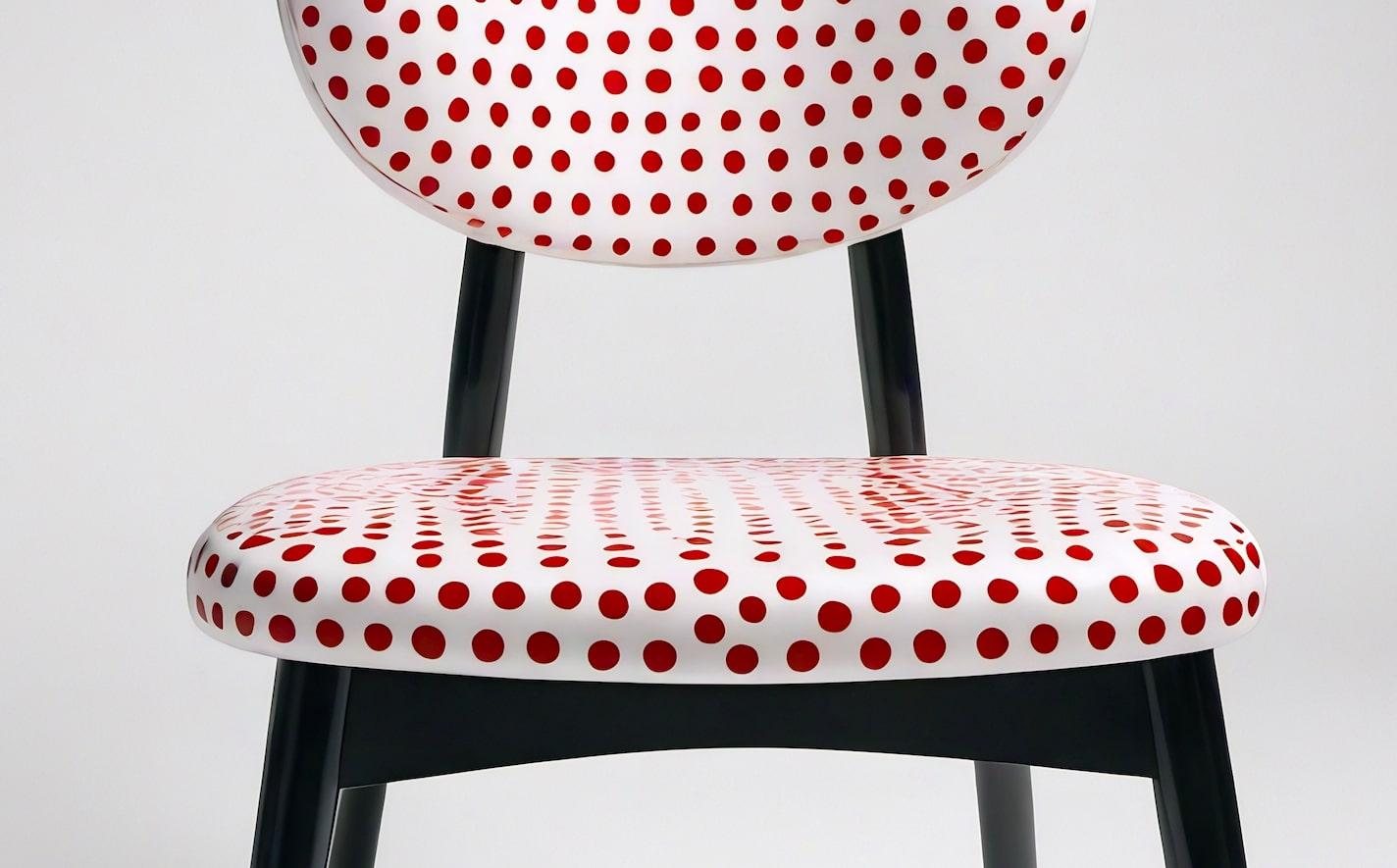 Travail du bois Dot Chair - Chaise en bois de teck fabriquée à la main avec un design à pois rouges en vente