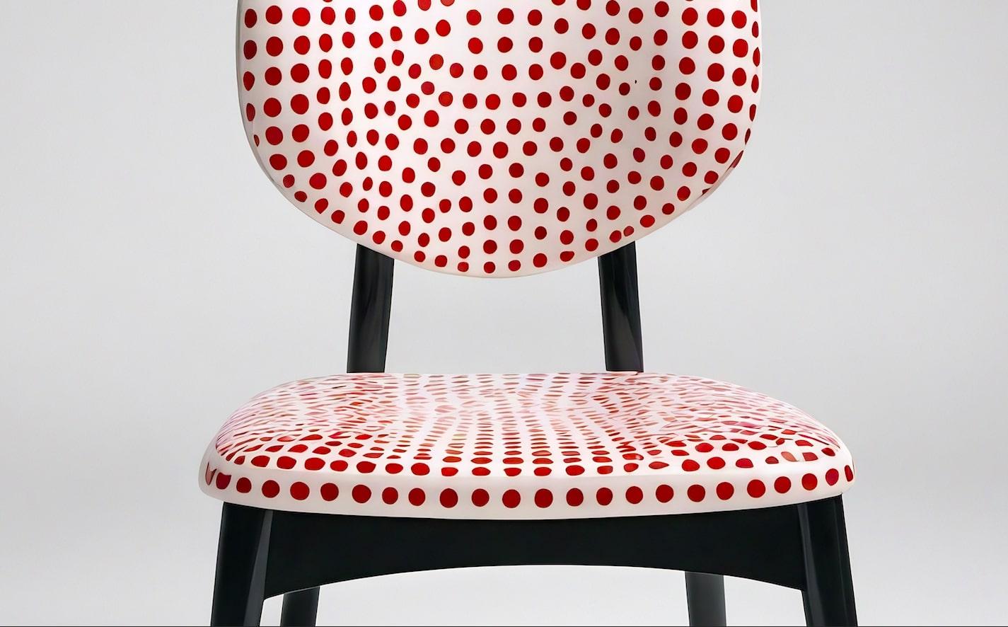Travail du bois Dot Chair - Chaise en bois de teck fabriquée à la main avec un design à pois rouges en vente