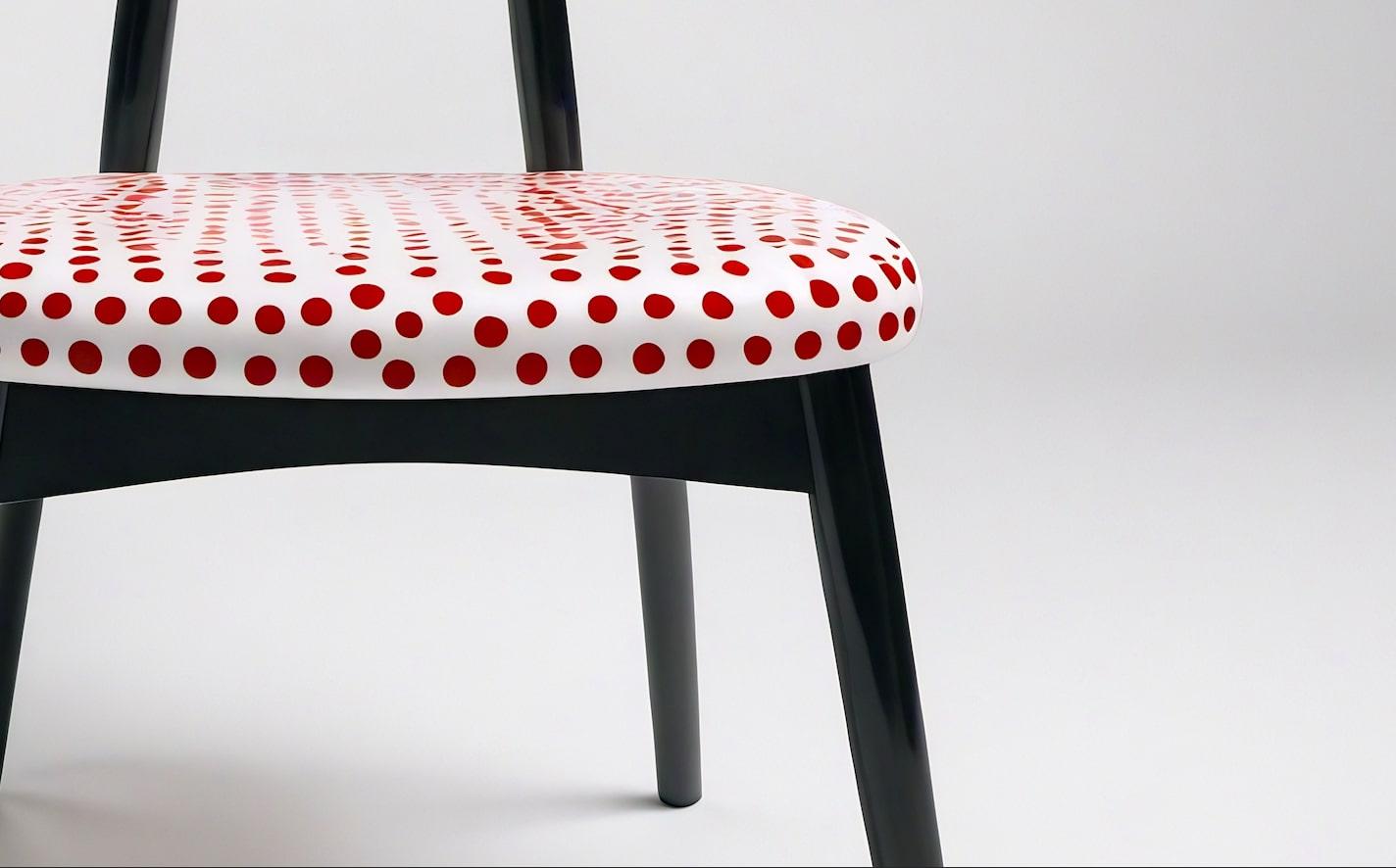Dot Chair - Chaise en bois de teck fabriquée à la main avec un design à pois rouges Neuf - En vente à New York, NY