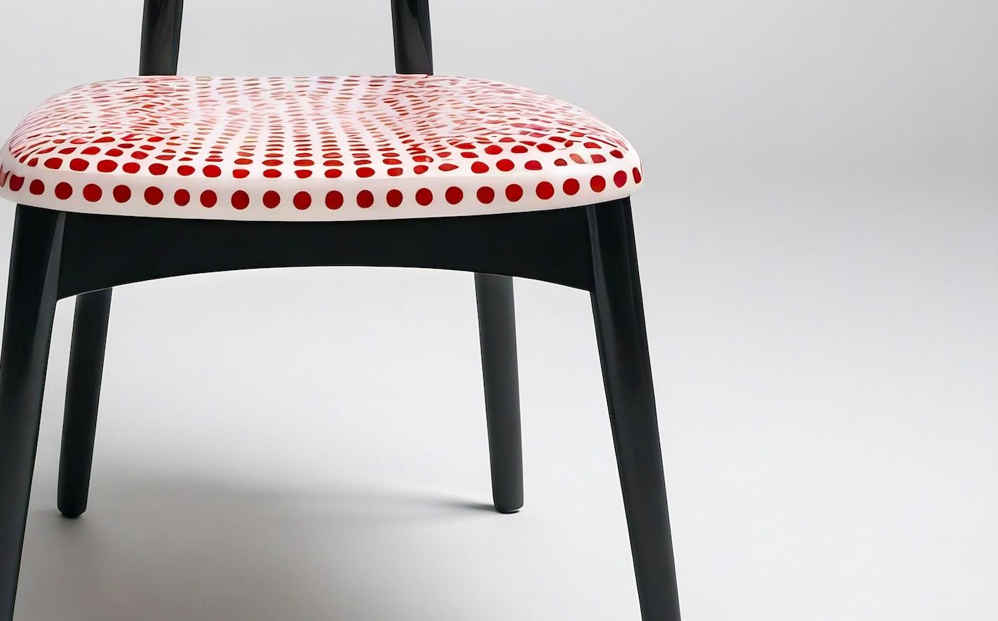 Dot Chair - Chaise en bois de teck fabriquée à la main avec un design à pois rouges Neuf - En vente à New York, NY