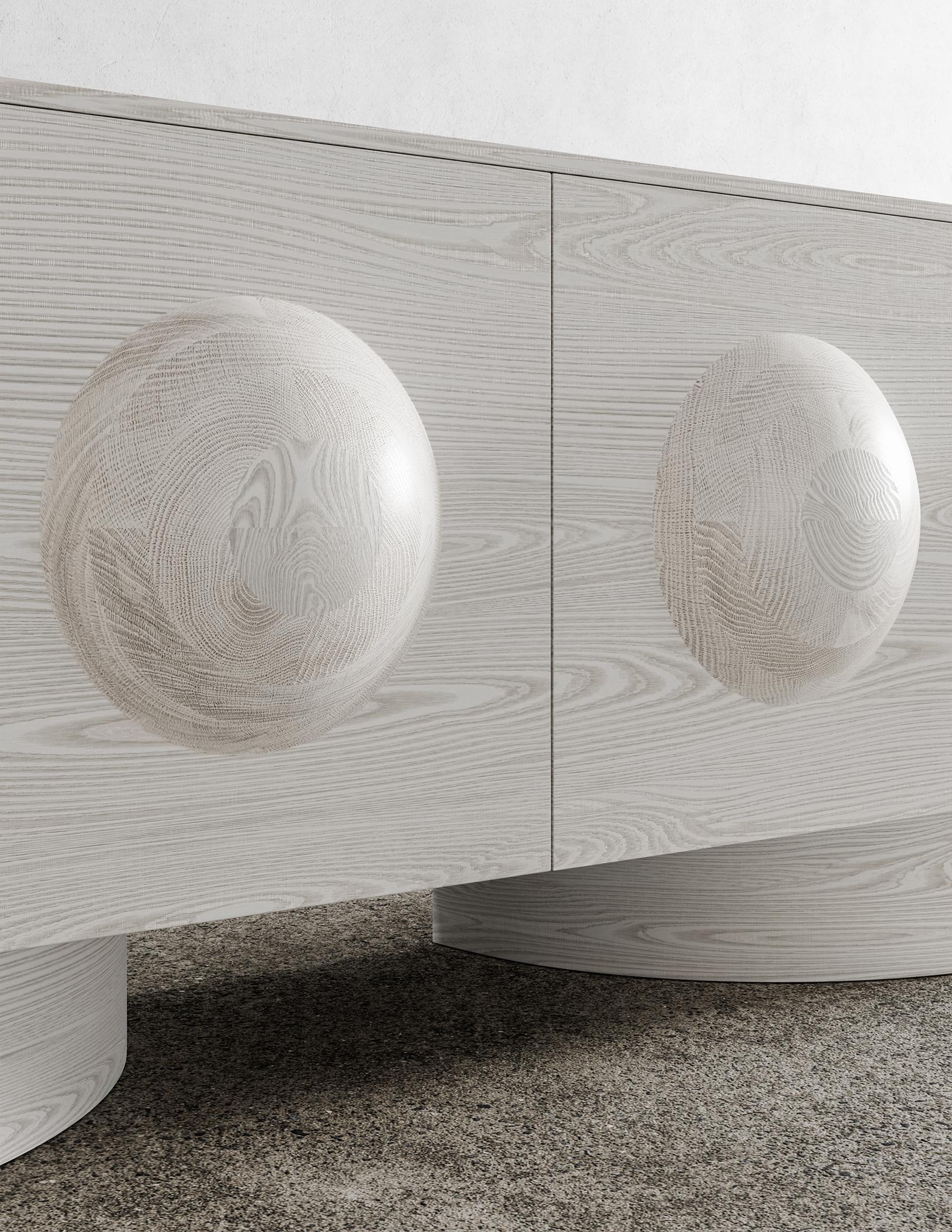 DOT CREDENZA – Moderner Gehäuse und Sockel aus gebleichter weißer Eiche (amerikanisch) im Angebot