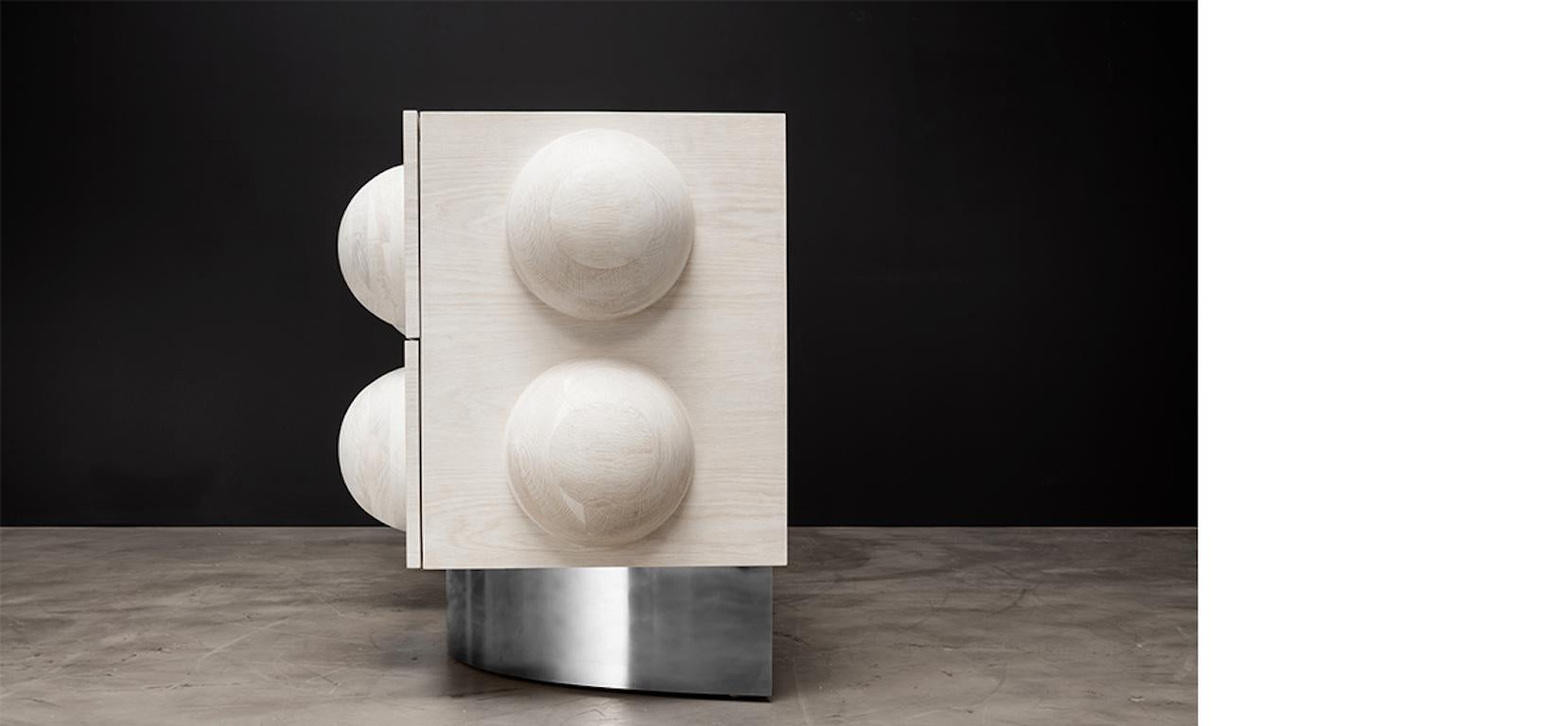Blanchi Commode à pois moderne à 8 tiroirs en bois avec sphères personnalisées et socle en métal en vente