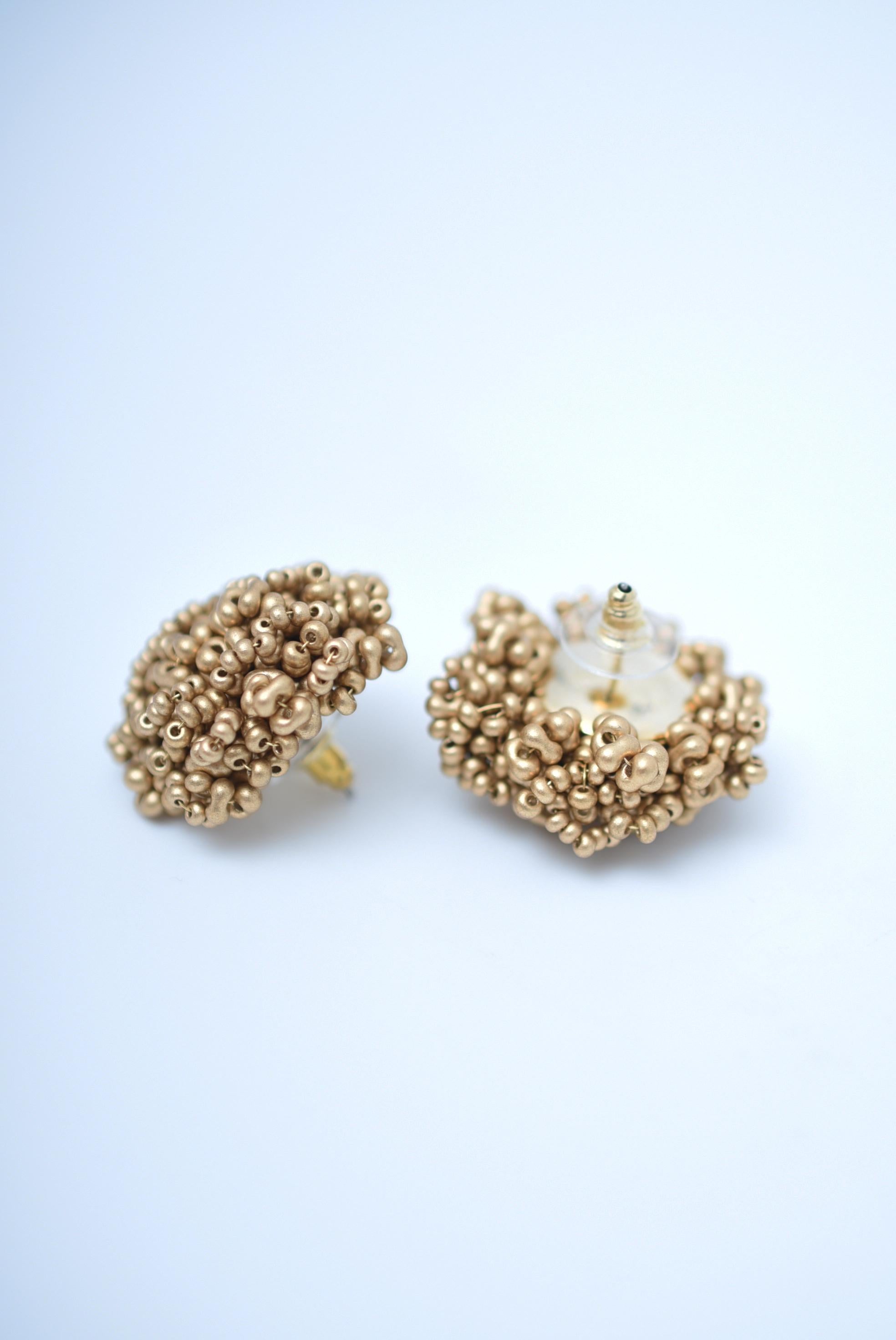 Women's dot earring(GOLD) / vintage jewelry , 1970's vintage parts For Sale
