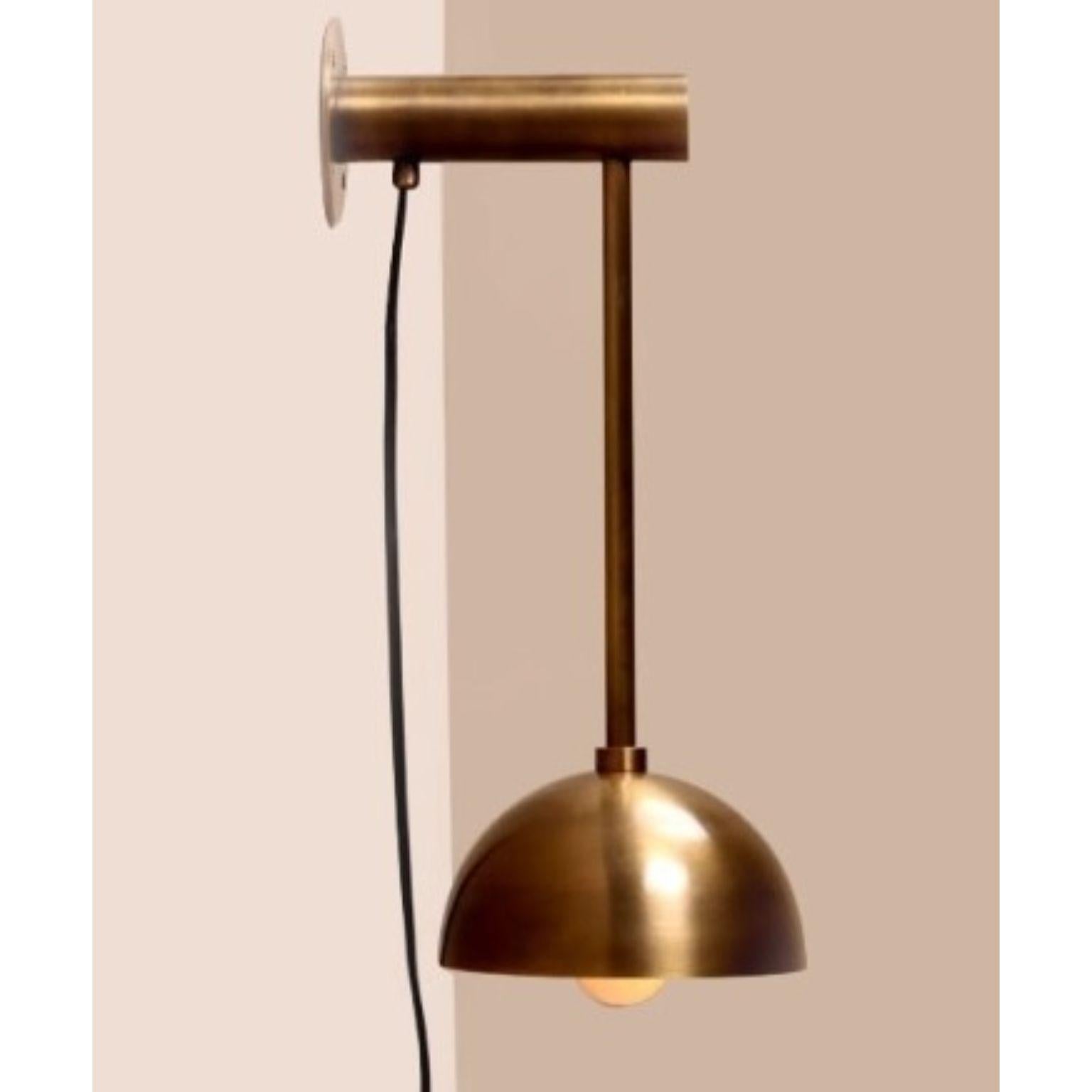 Applique a cupola in ottone medio Dot Dot di Lamp Shaper
Dimensioni: P 15 x L 19 x H 43 cm.
Materiali: Ottone.

Sono disponibili diverse finiture: ottone grezzo, ottone invecchiato, ottone bruciato e ottone spazzolato. Contattateci.
Tutte le nostre