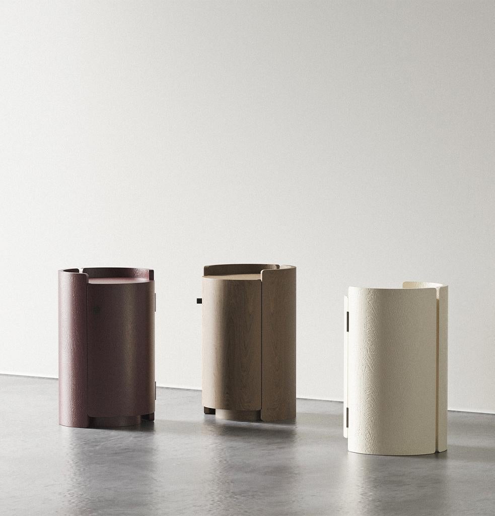 La mini-armoire Dot allie fonctionnalité et élégance, offrant une utilisation polyvalente aussi bien dans les espaces de travail que dans les différents coins de votre maison.
 Mobilisée pour s'intégrer parfaitement sous ou à côté d'un bureau, comme
