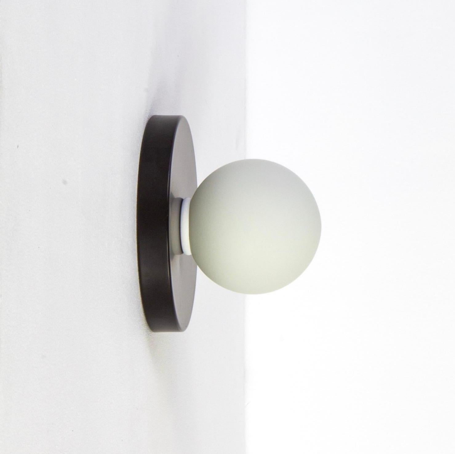 Cette liste est pour 1x Globe Sconce en noir conçu et fabriqué par Research.Lighting.

MATERIAL : Acier et verre
Finition : Acier peint par poudrage 
Électronique : 1x douille G9, 1x ampoule LED de 4,5 watts (incluse), 450 lumens
Conforme aux normes