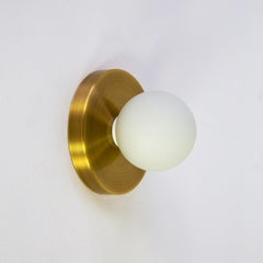 Globe Sconce di Research.Lighting, ottone spazzolato, vetro da 3 pollici, su ordinazione