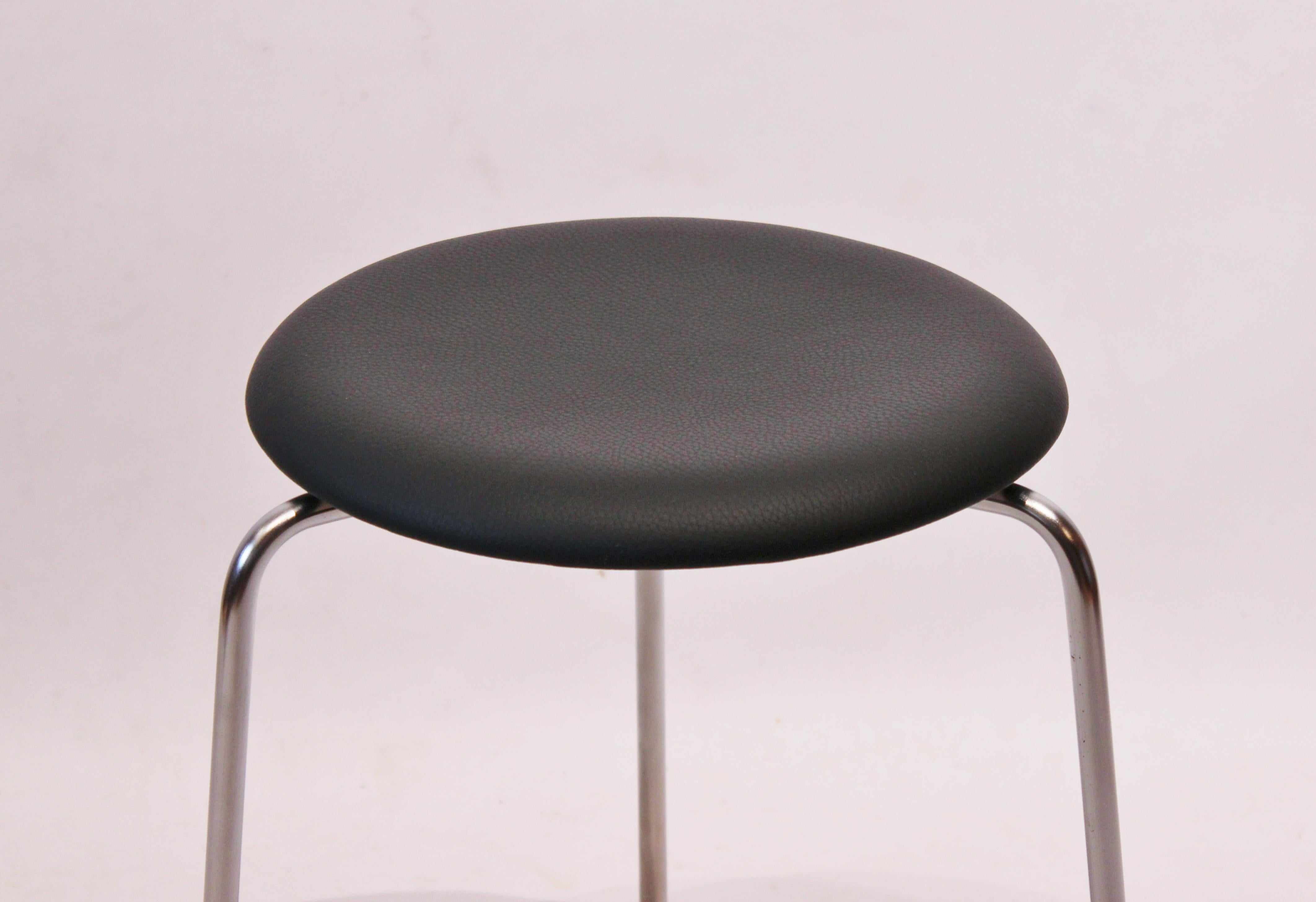 Dot Skammel, designed by the renowned Danish architect Arne Jacobsen in 1971, is a timeless piece of furniture that exudes simplicity and elegance. Produced by the renowned Danish furniture company Fritz Hansen, this stool represents a perfect