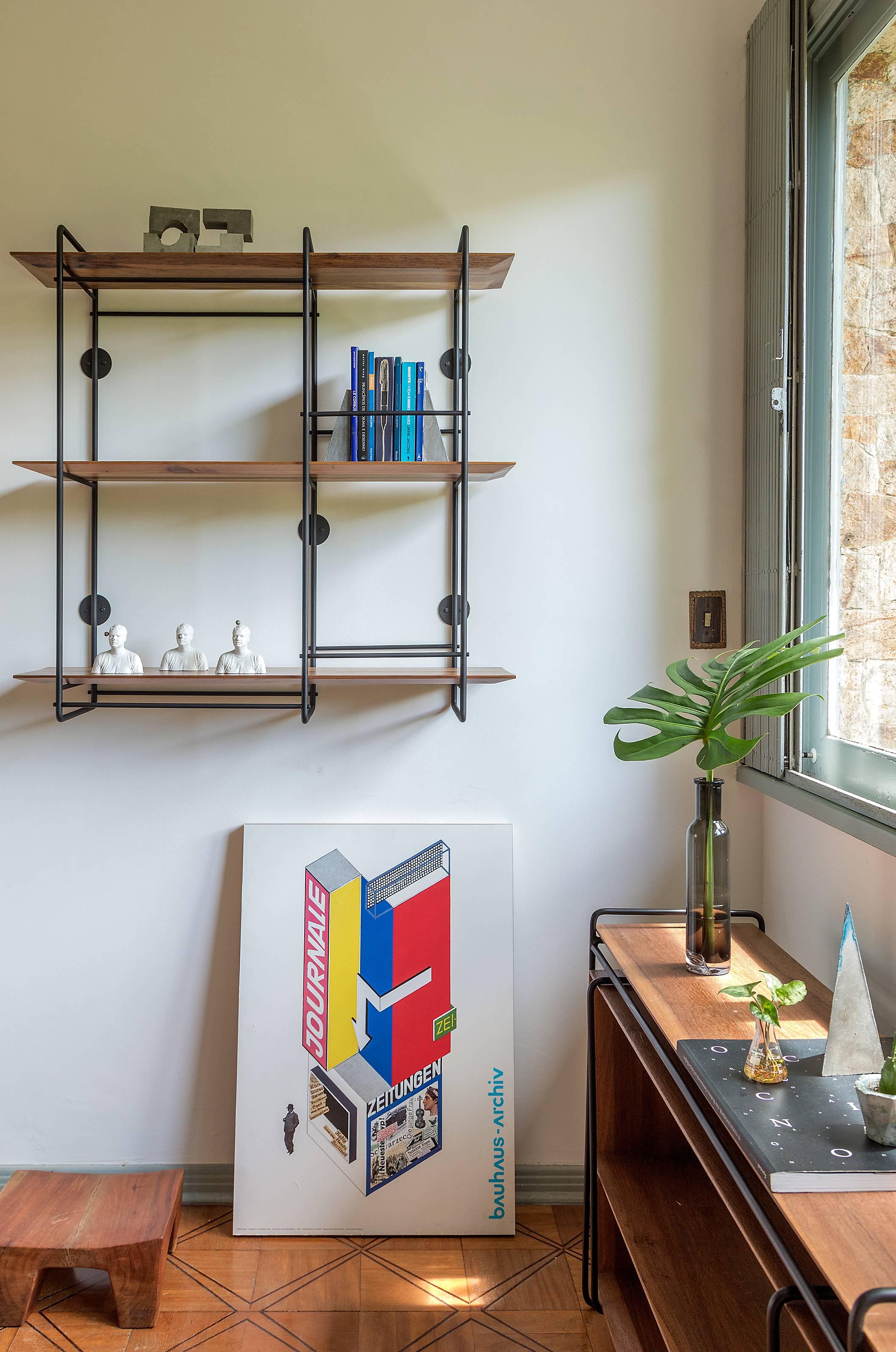 The Dots Shelving or floating shelf (2014) consist of rails and shelves that can be departed and easily transported. The shelves made in solid wood have features on its bottom that fit in the iron providing visual lightness and strengthen the