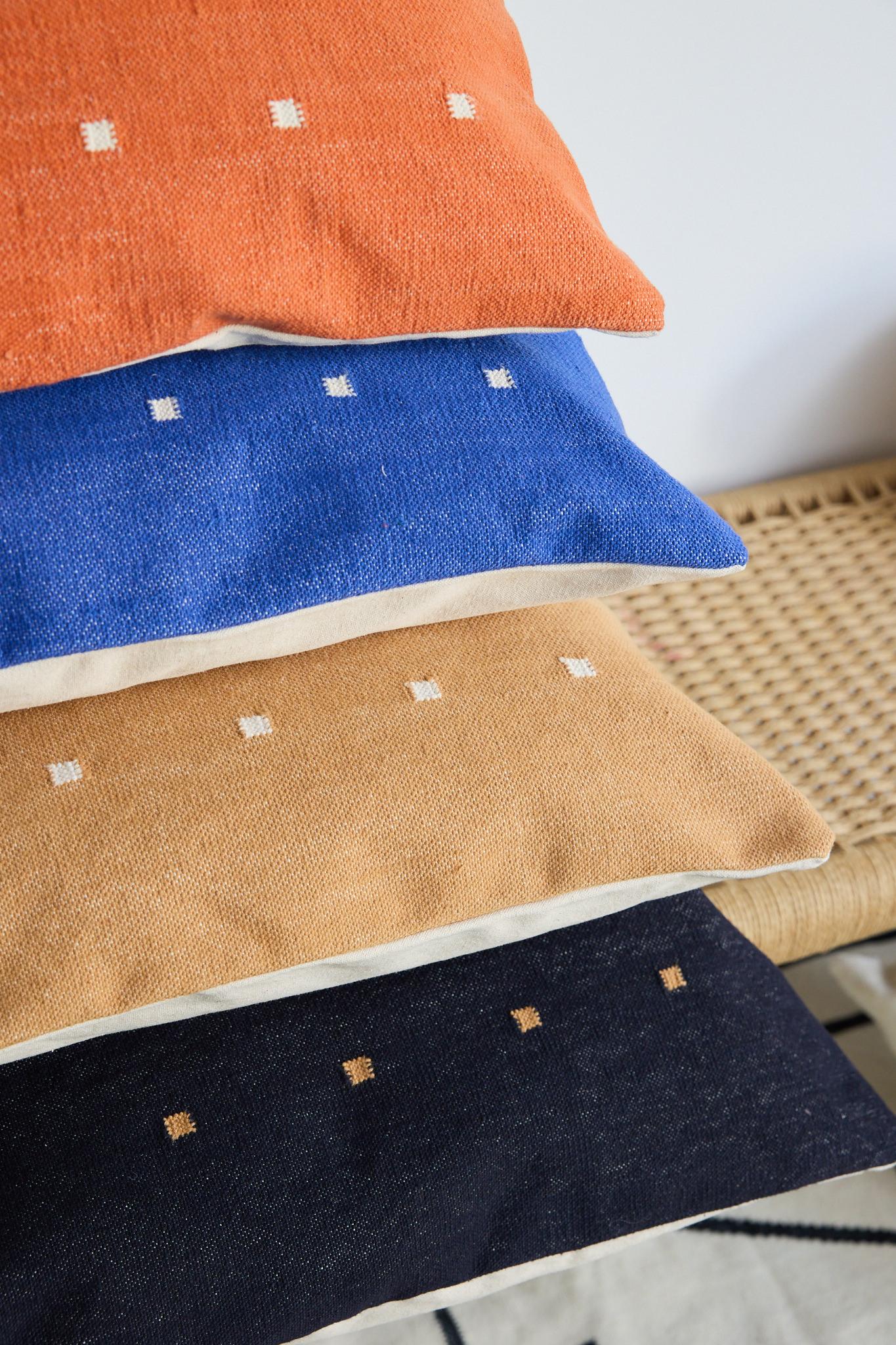 Dots Kissen - Ebenholz (Indisch) im Angebot