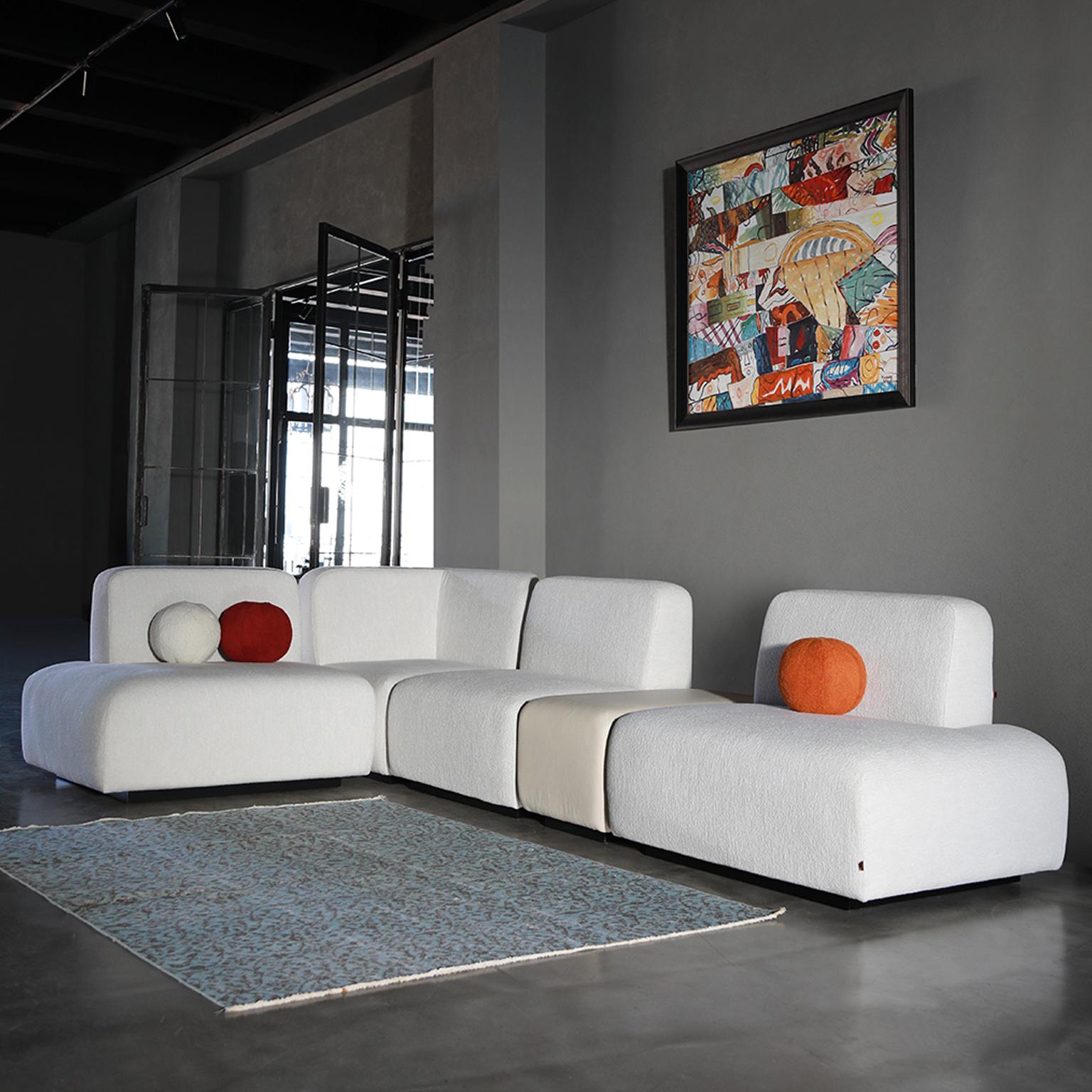 With its sporty form, clean workmanship and understated design that will suit any space, DOTTIE MODULAR L SOFA suits your home very well with its function where you can position the intermediate module as you wish...

*Dottie Corner Sectional Sofa