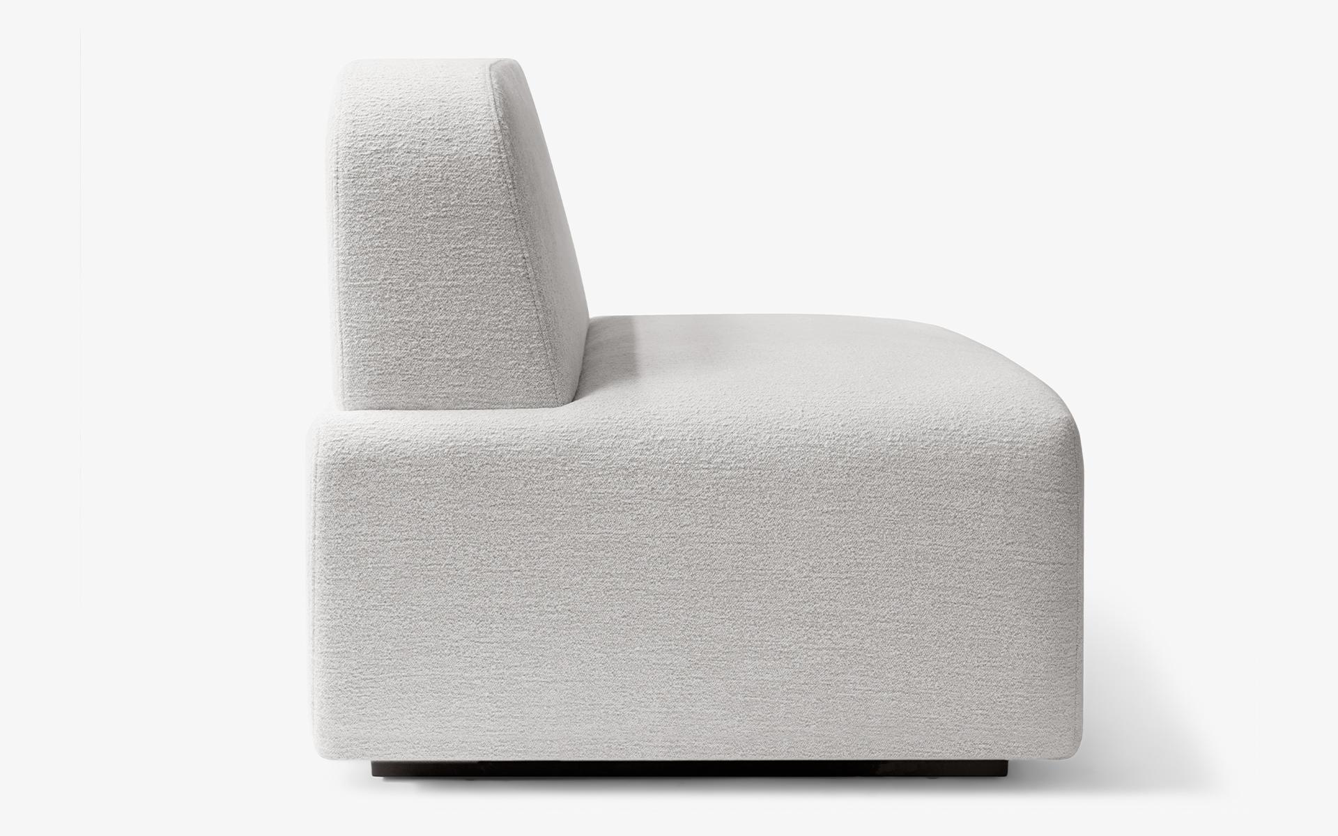 La colección DOTTIE se adapta a cualquier espacio habitable gracias a sus tonos claros, su diseño minimalista, su comodidad y su instalación modular. Los módulos DOTTIE, que crean piezas que puedes diseñar según el tamaño de tu espacio, son uno de