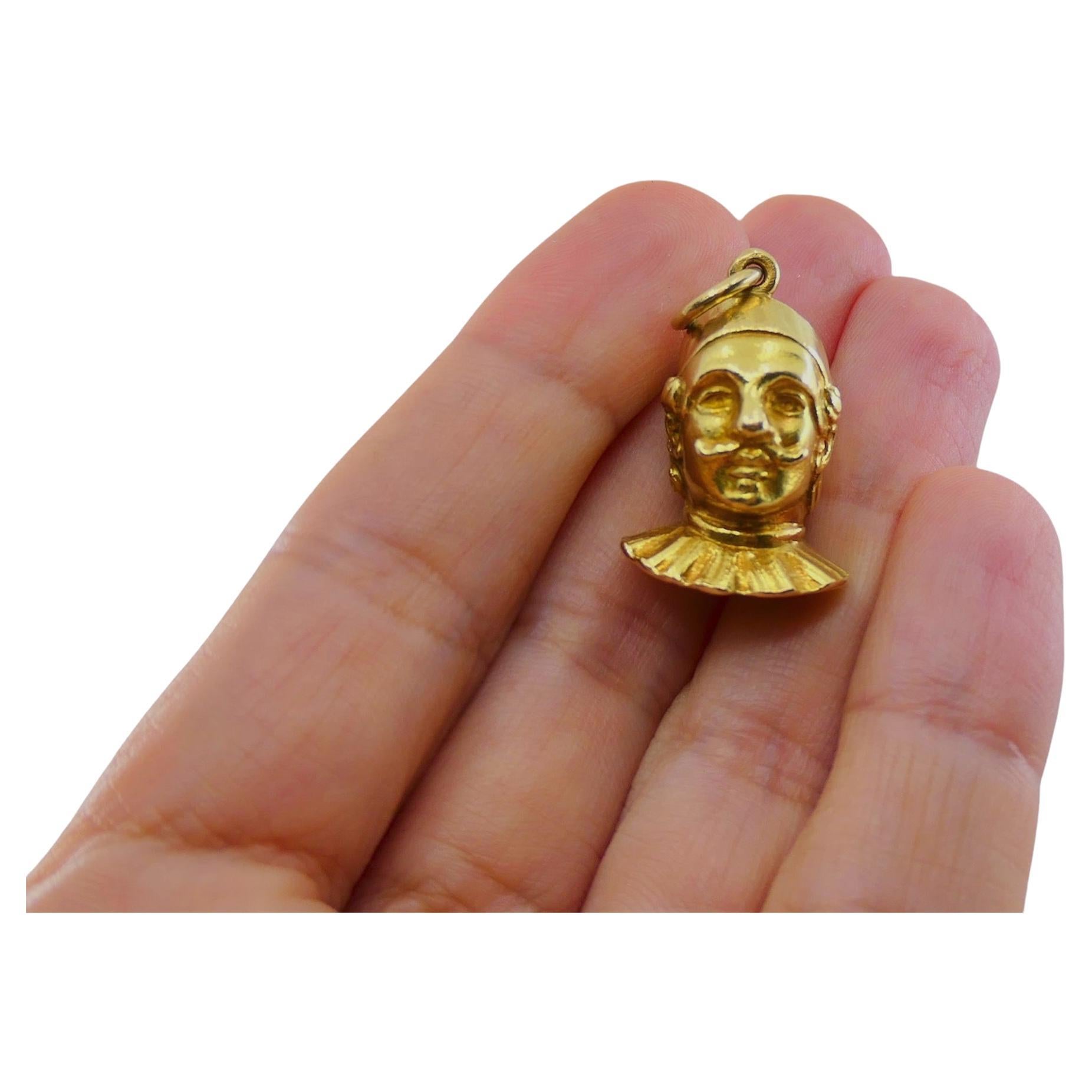Pendentif à breloque vintage en or 18 carats conçu comme le personnage de Dottore de la Commedia dell'Arte.
Dottore (ou Il Dottore) est connu pour son attitude prétentieuse et son intellect comiquement exagéré. Typiquement représenté comme un homme