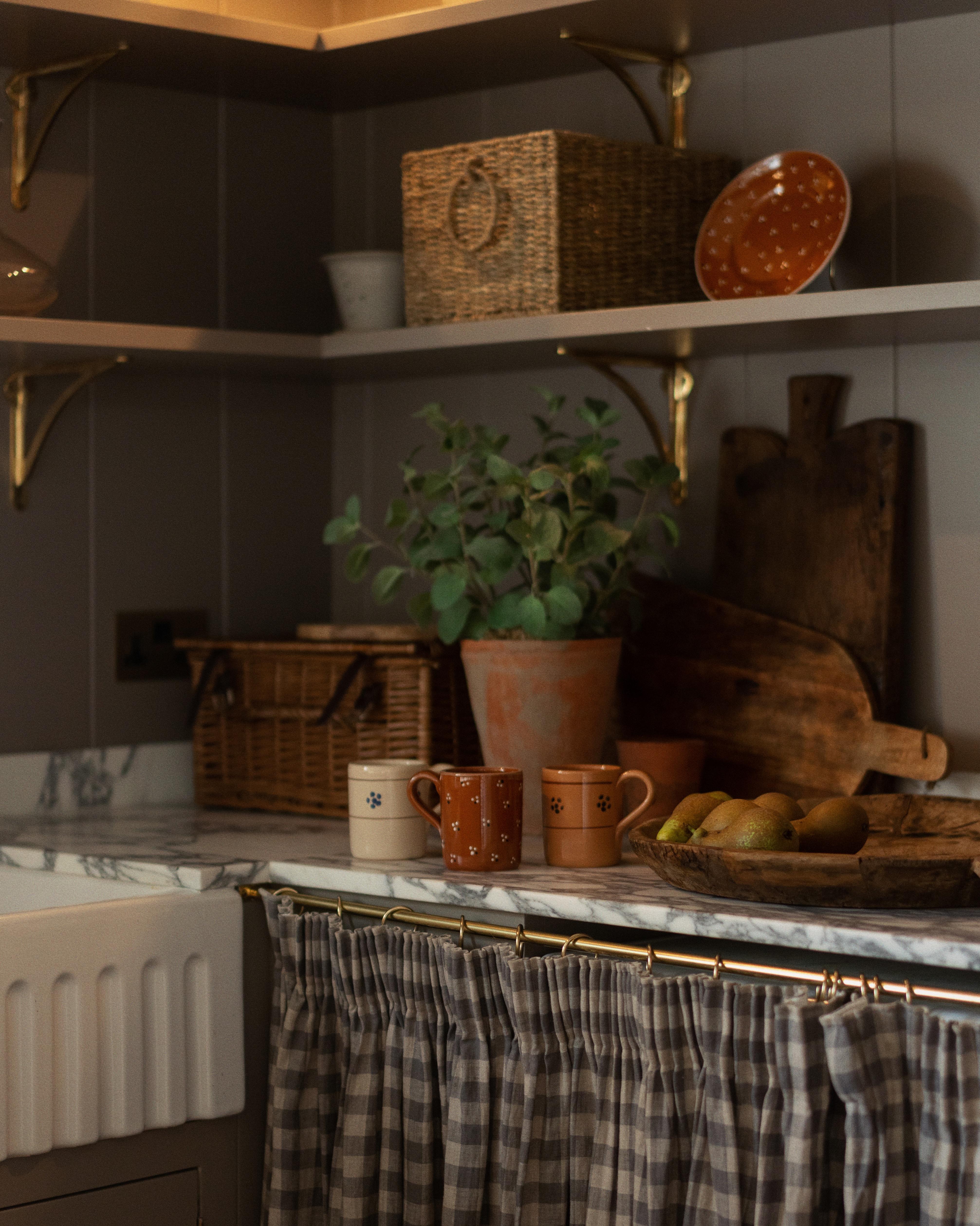 Italiano Piatto da portata Dotty in terracotta (set di quattro) in vendita