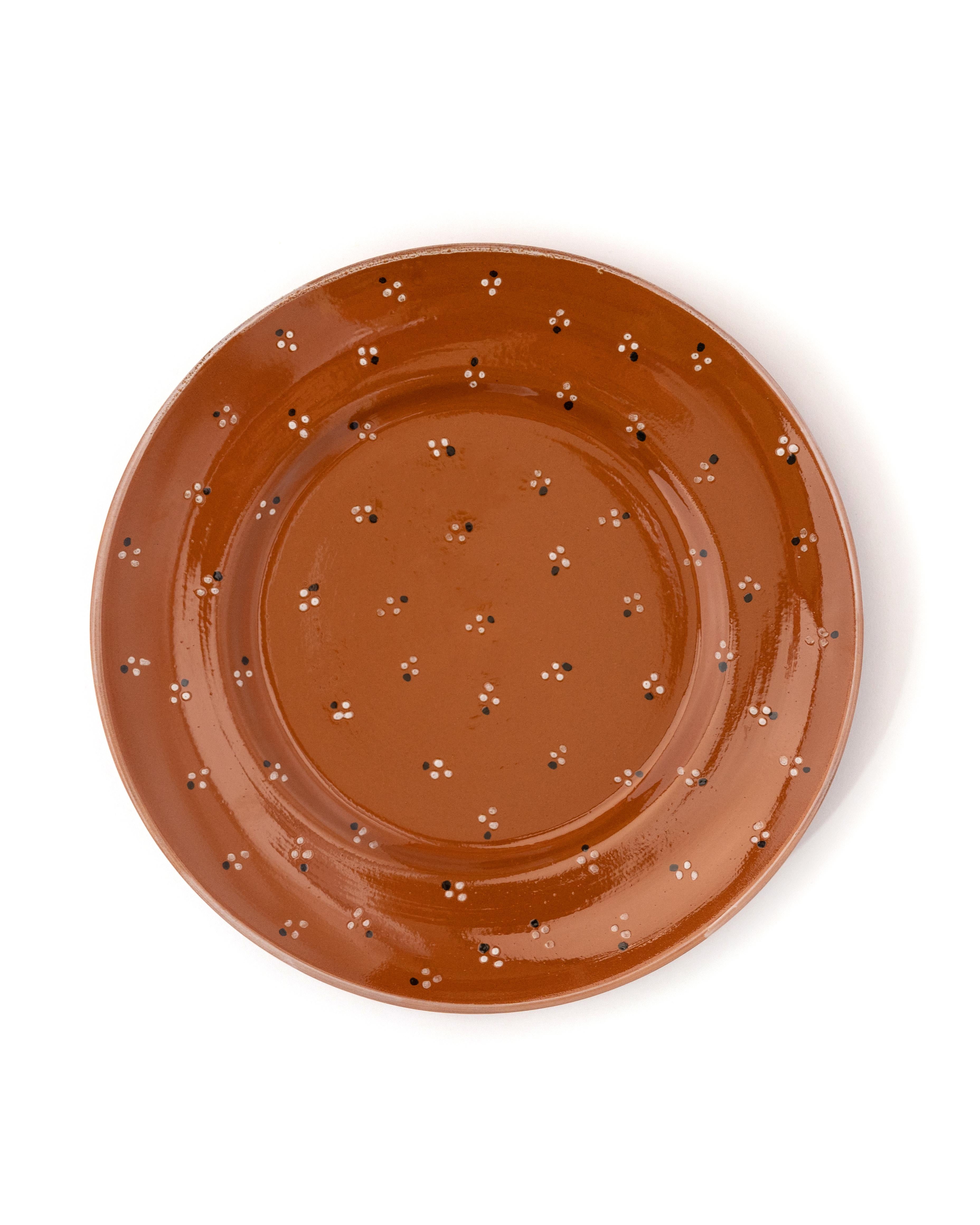 Rustica e piena di charme, la nostra collezione Dotty è realizzata a mano nel Sud Italia. Ispirata a un antico frammento di terracotta trovato da Louise durante i suoi viaggi, acquista l'intera collezione di stoviglie, dalle tazze alle brocche, dai
