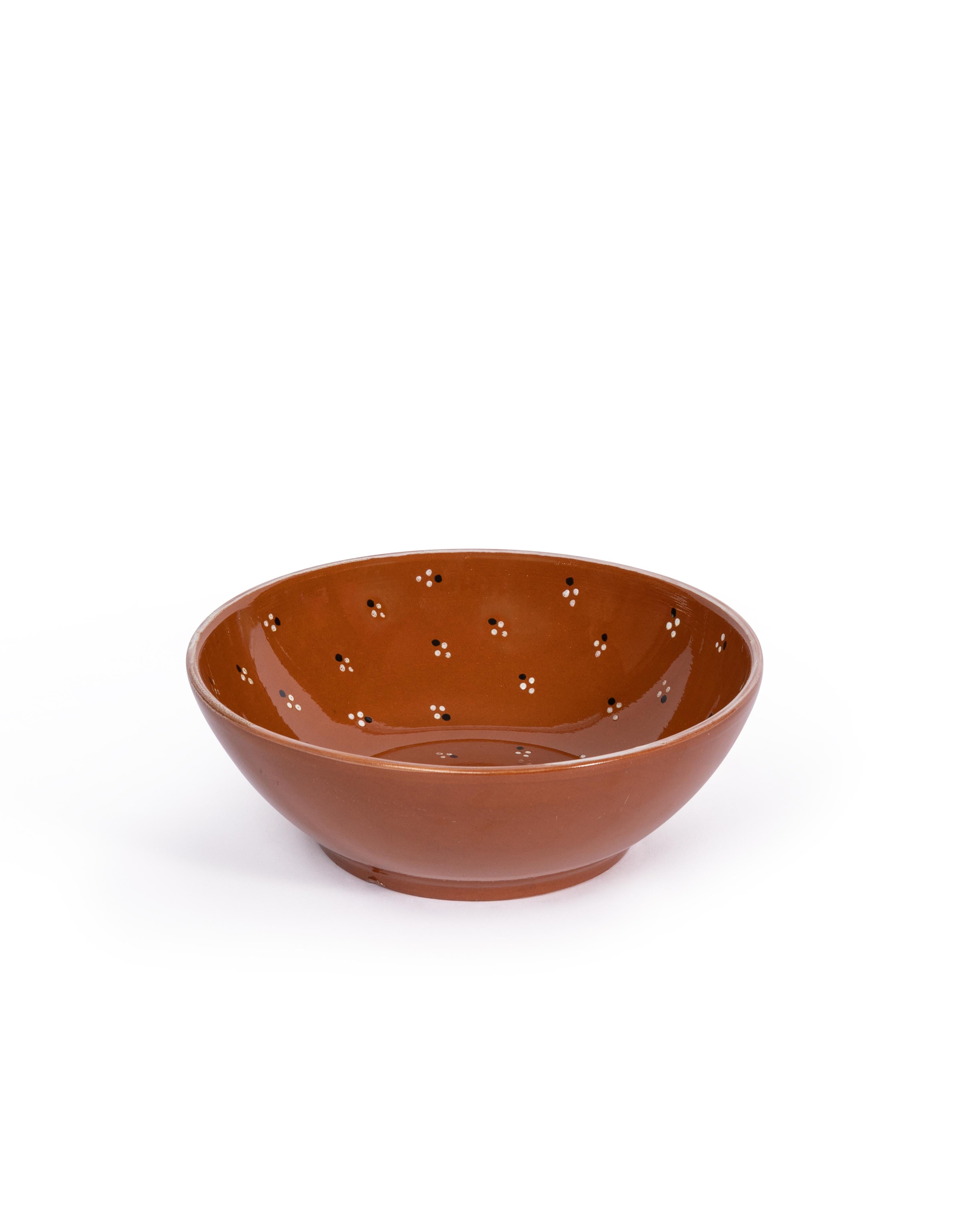 Rustique et pleine de charme, notre collection Dotty est fabriquée à la main dans le sud de l'Italie. Inspirée d'un fragment de terre cuite antique trouvé par Louise lors de ses voyages, la collection complète de vaisselle est à découvrir, des