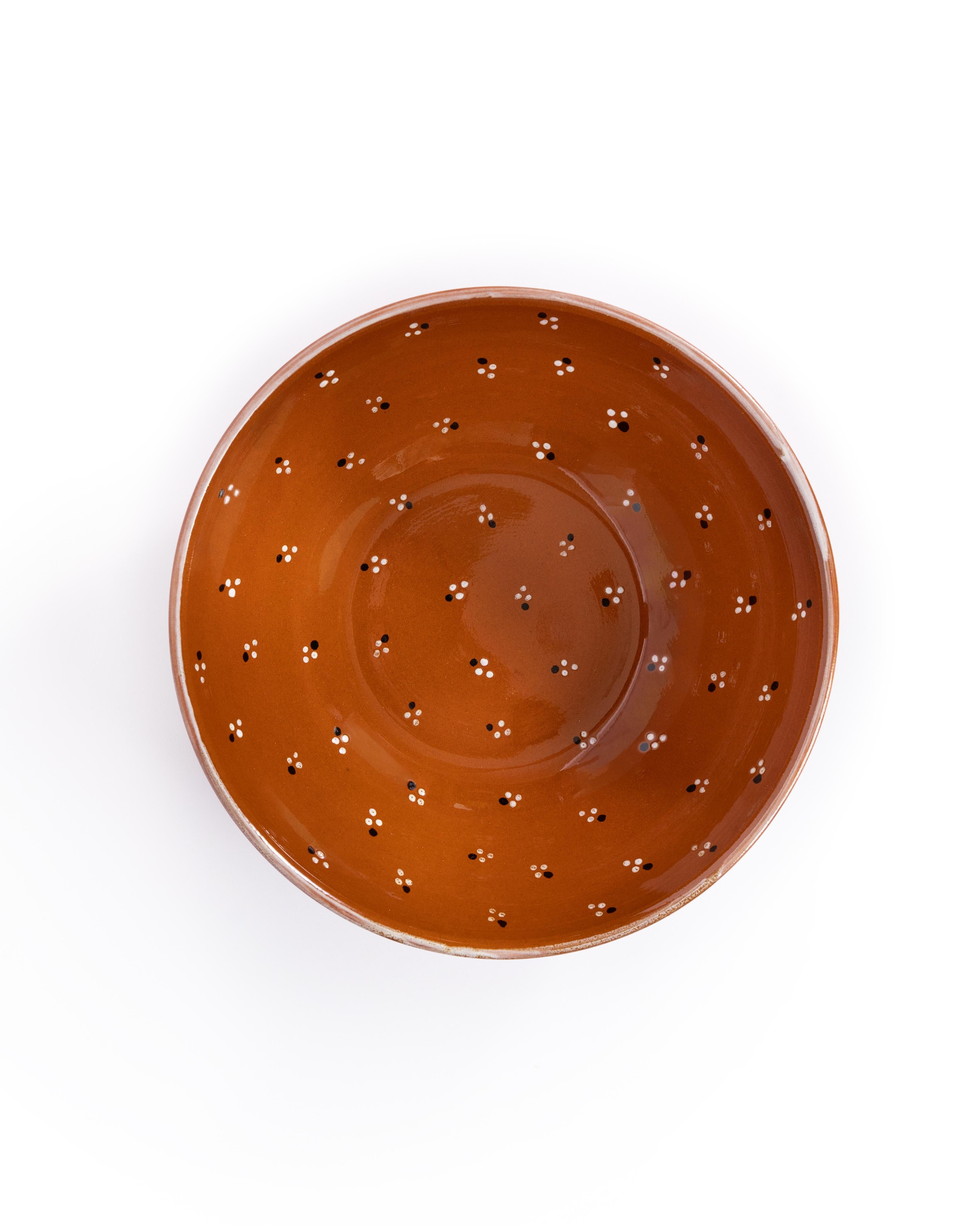 Rustique et pleine de charme, notre collection Dotty est fabriquée à la main dans le sud de l'Italie. Inspirée d'un fragment de terre cuite antique trouvé par Louise lors de ses voyages, la collection complète de vaisselle est à découvrir, des