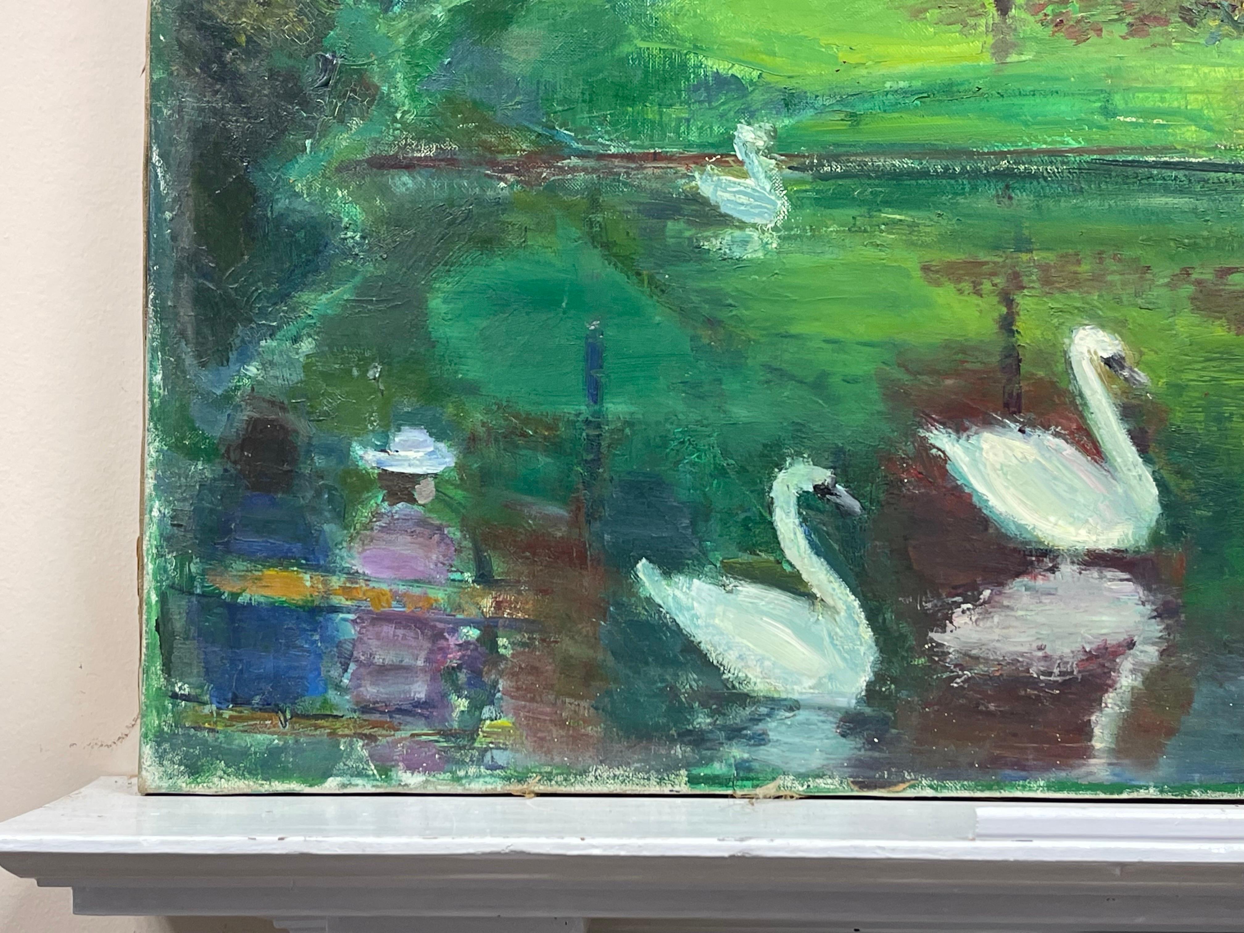 Óleo original francés de mediados de siglo - Lago verde vibrante con cisnes elegantes en venta 3
