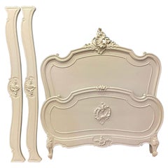 Doppeltes antikes französisches, neu lackiertes Holzbett (4'6") Louis XV.-Stil, Rokoko, Rokoko