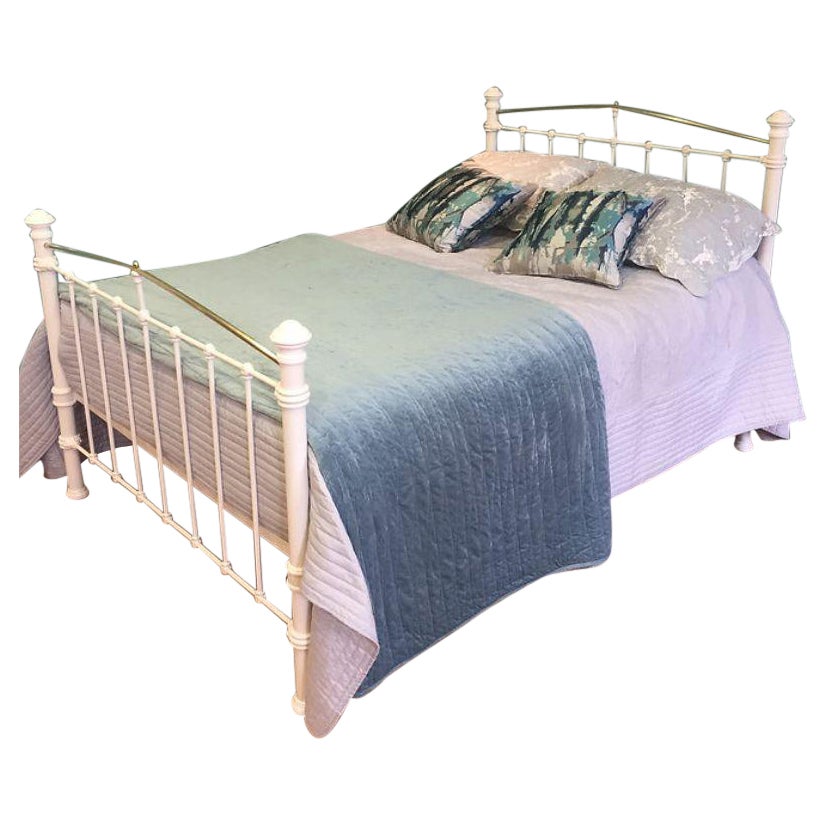 Letto matrimoniale di 4
6", inglese edoardiano in ferro e ottone con copri-palo in vendita