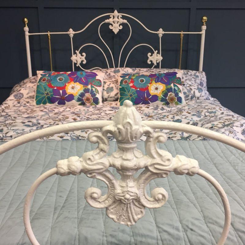 4’6 wide (double) English Victorian iron and brass bedframe finished in a beautiful soft white colour.

A very pretty bed that would look wonderful in an idyllic cottage. The frame has large decorative castings and small brass polished bed